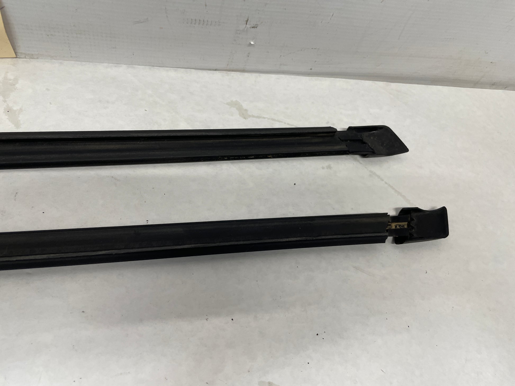 2006 Pontiac GTO RH & LH Rear Window Glass Trim Retainer Moldings OEM - Day's Parts Yard