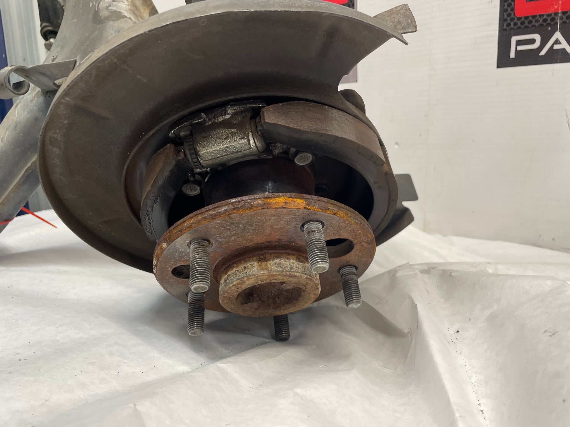 2006 Pontiac GTO RH Passenger Rear Suspension Spindle Hub Knuckle Control Arm OEM - Day's Parts Yard
