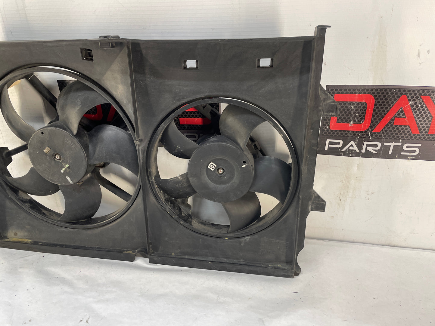 2004 Pontiac GTO Dual Radiator Electric Cooling Fans Shroud Assembly OEM