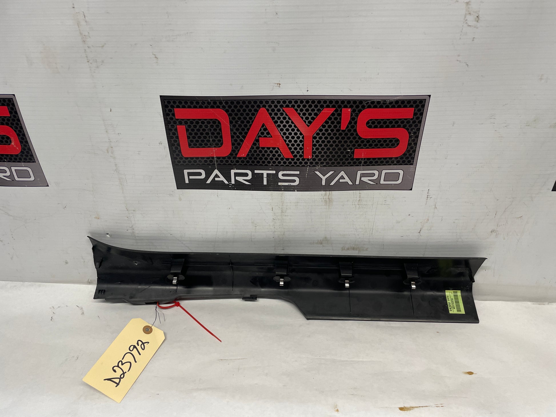 2008 Pontiac G8 GT RH Passenger Front Door Sill Panel Scuff Plate Trim Carpet Retainer OEM - Day's Parts Yard