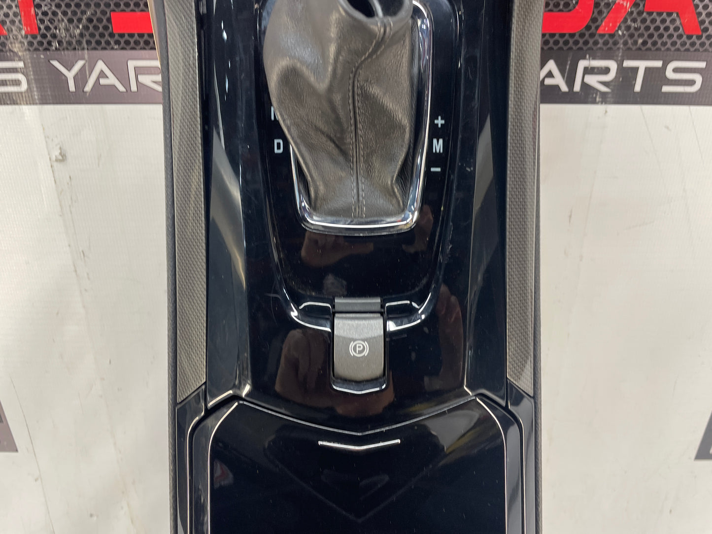 2009 Cadillac CTS-V Sedan Center Console w/ Automatic Shifter Gear Selector OEM - Day's Parts Yard