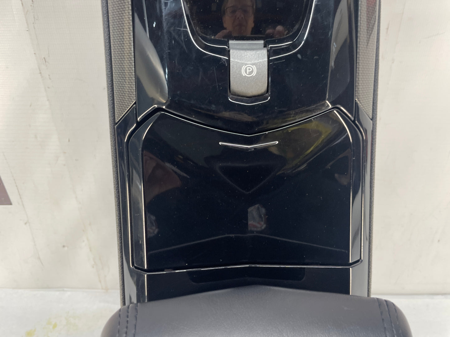 2009 Cadillac CTS-V Sedan Center Console w/ Automatic Shifter Gear Selector OEM - Day's Parts Yard