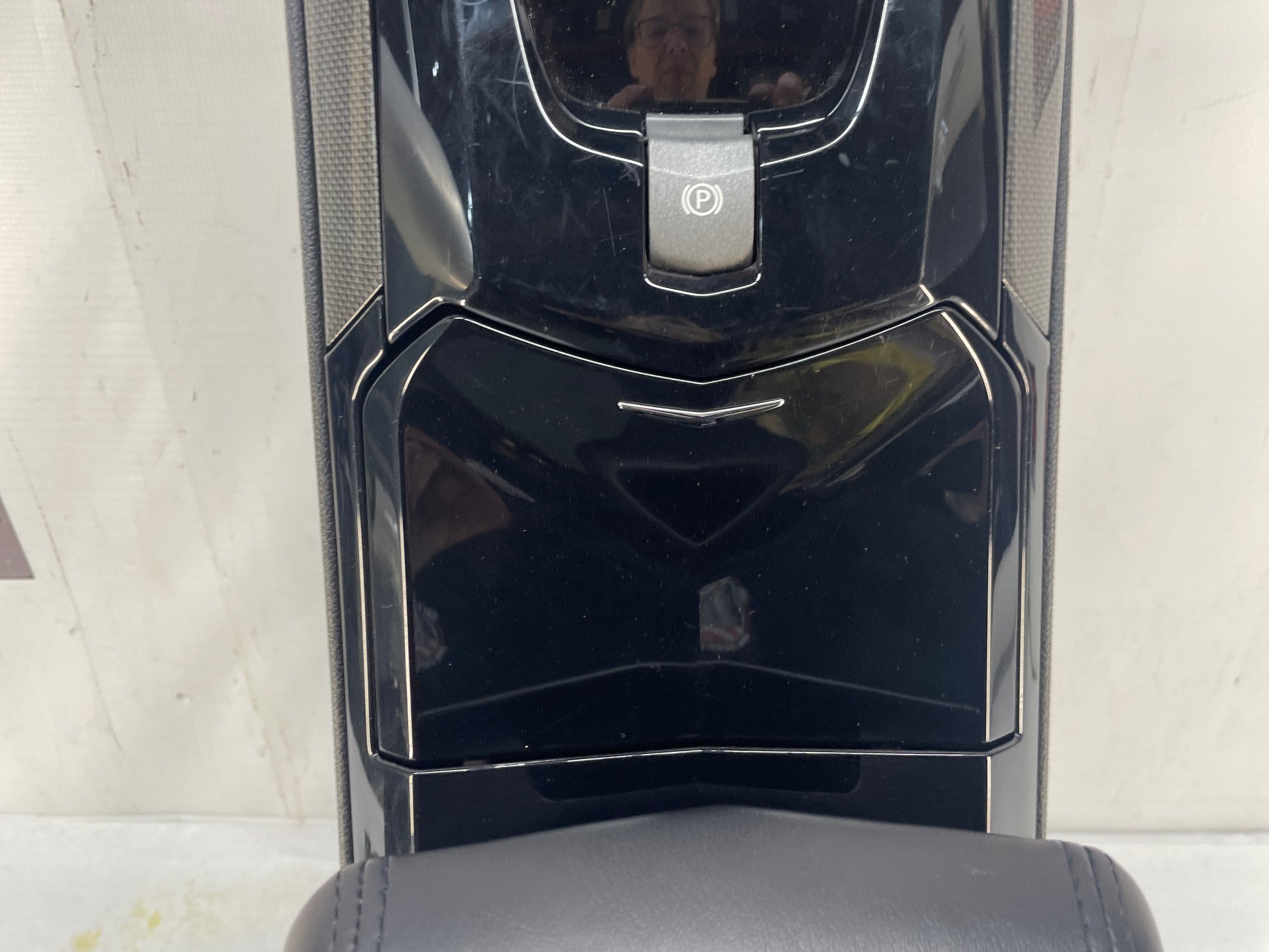 2009 Cadillac CTS-V Sedan Center Console w/ Automatic Shifter Gear Selector OEM - Day's Parts Yard