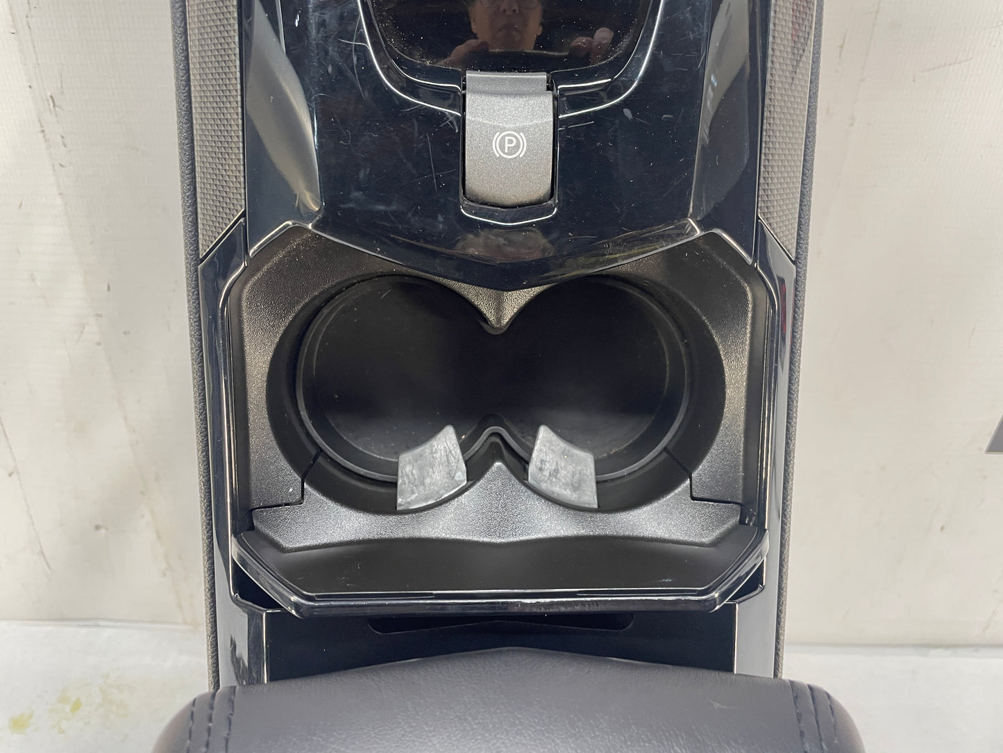 2009 Cadillac CTS-V Sedan Center Console w/ Automatic Shifter Gear Selector OEM - Day's Parts Yard