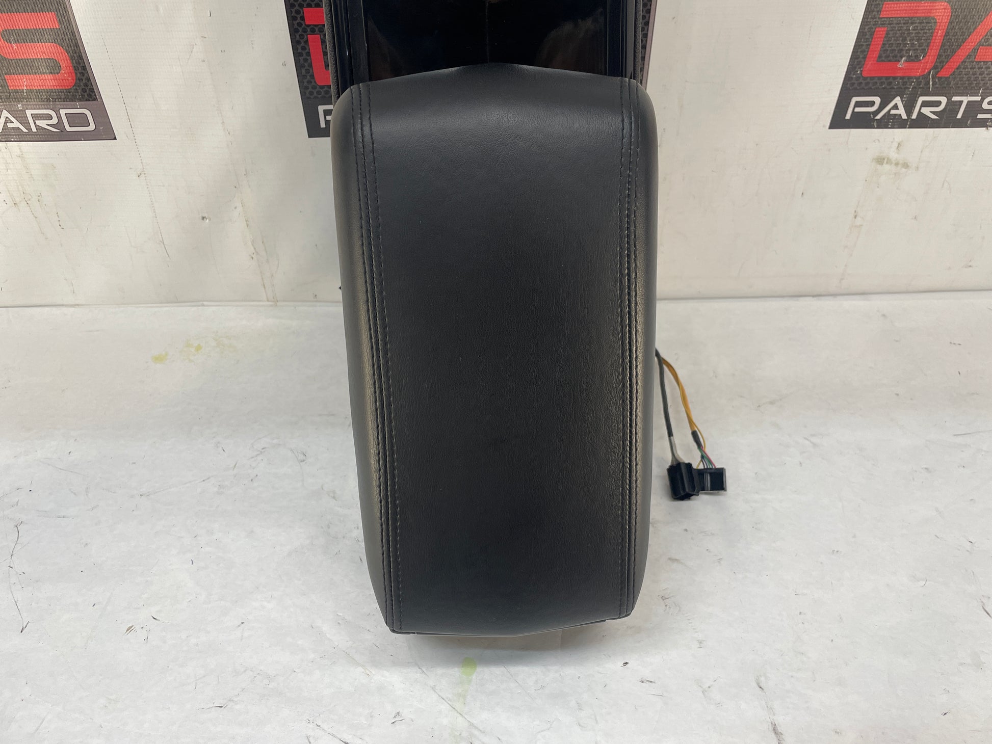 2009 Cadillac CTS-V Sedan Center Console w/ Automatic Shifter Gear Selector OEM - Day's Parts Yard