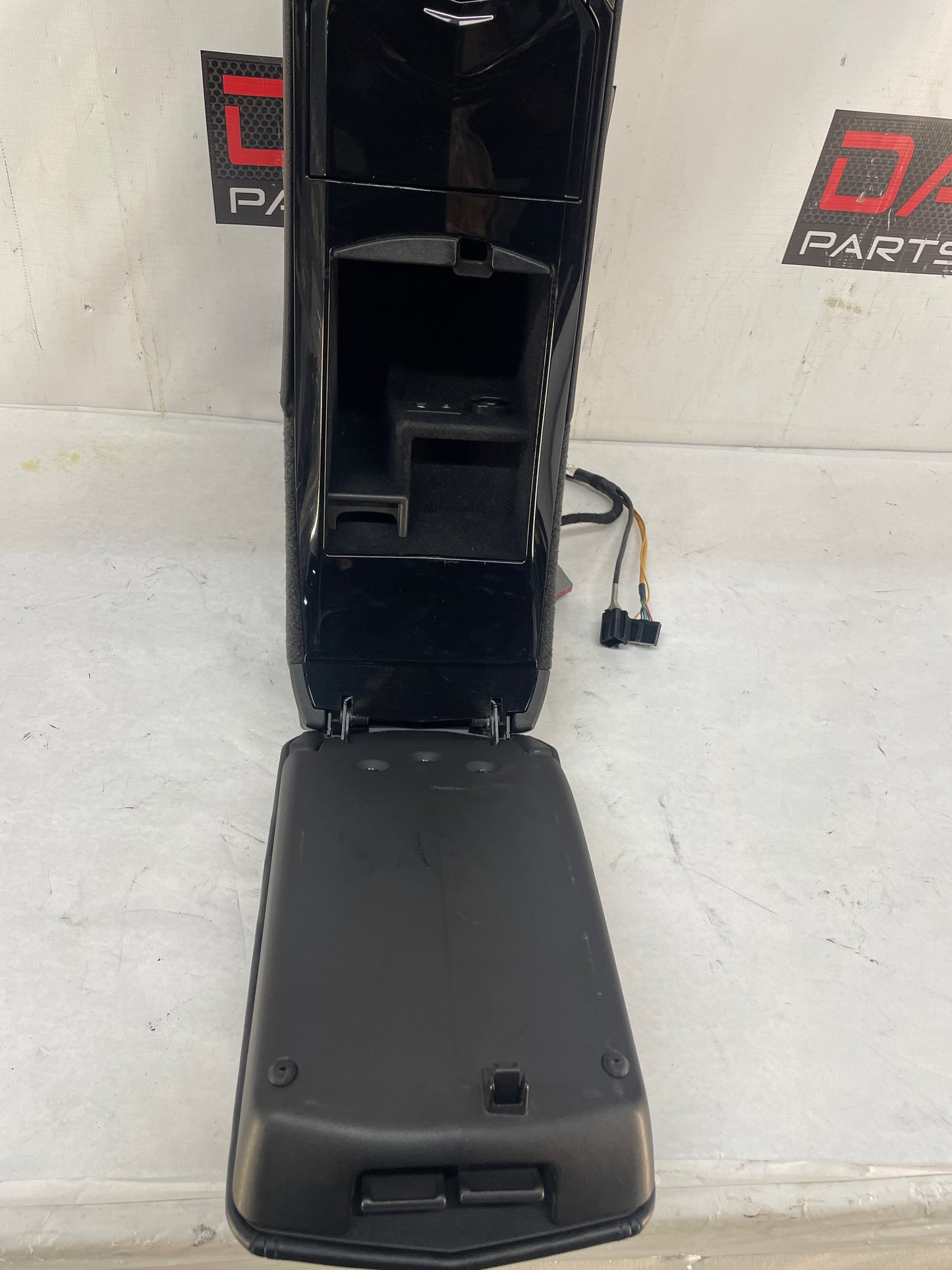 2009 Cadillac CTS-V Sedan Center Console w/ Automatic Shifter Gear Selector OEM - Day's Parts Yard