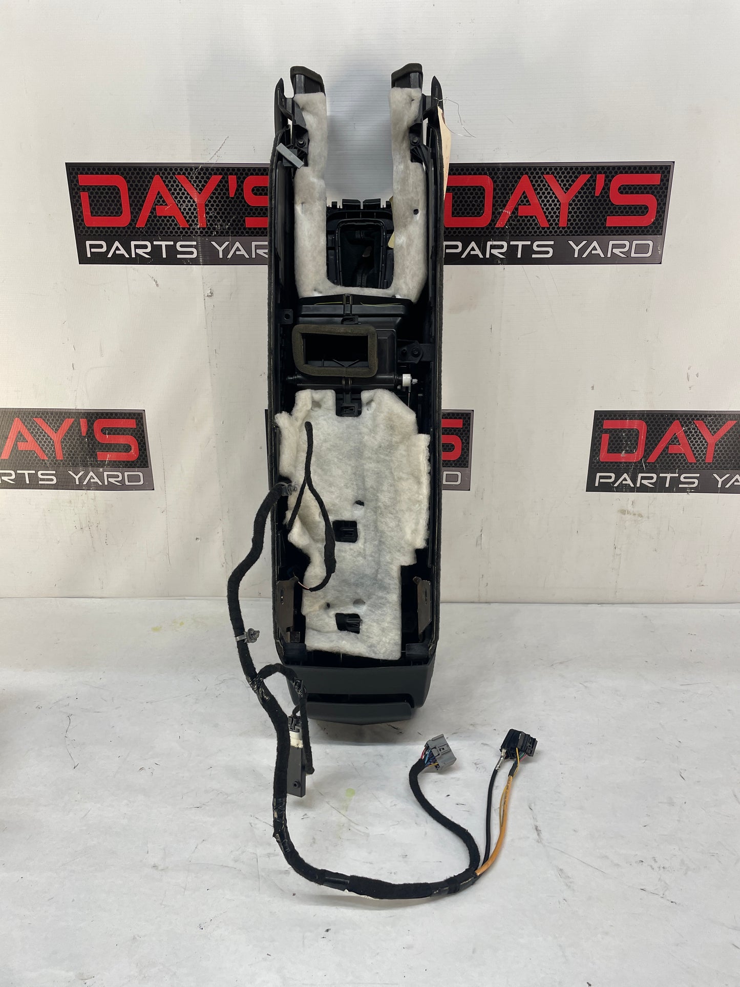 2009 Cadillac CTS-V Sedan Center Console w/ Automatic Shifter Gear Selector OEM - Day's Parts Yard