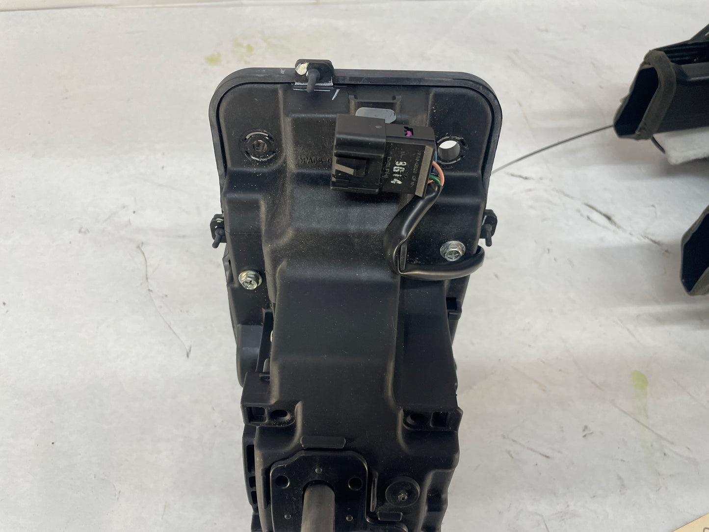 2009 Cadillac CTS-V Sedan Center Console w/ Automatic Shifter Gear Selector OEM - Day's Parts Yard