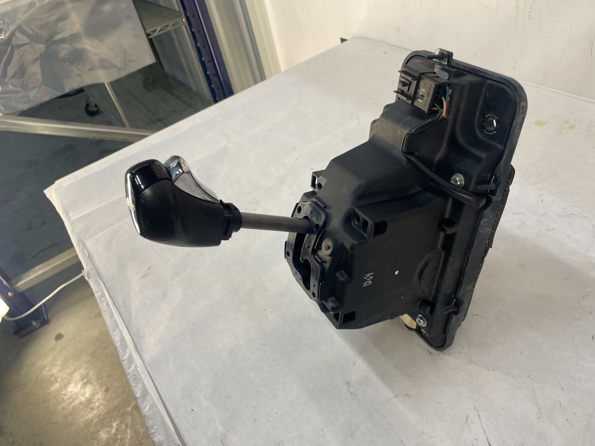 2009 Cadillac CTS-V Sedan Center Console w/ Automatic Shifter Gear Selector OEM - Day's Parts Yard