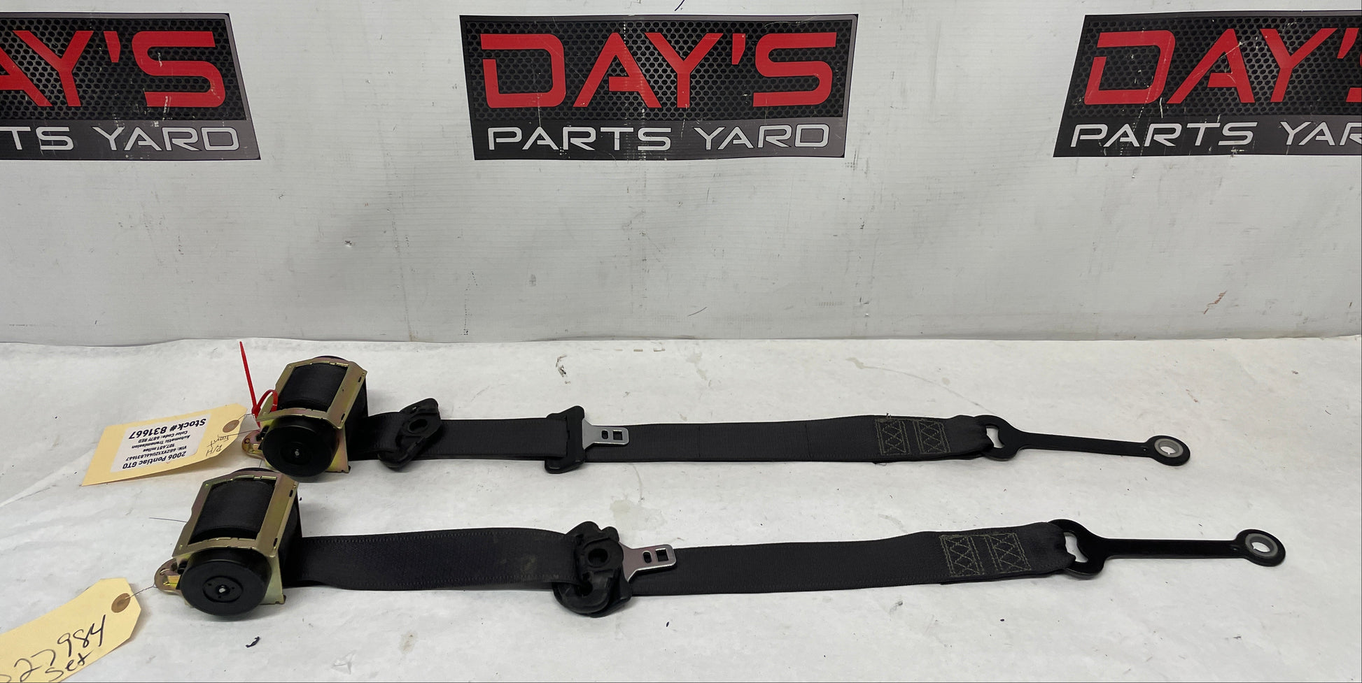 2006 Pontiac GTO LH & RH Front Seat Belts Retractors OEM - Day's Parts Yard