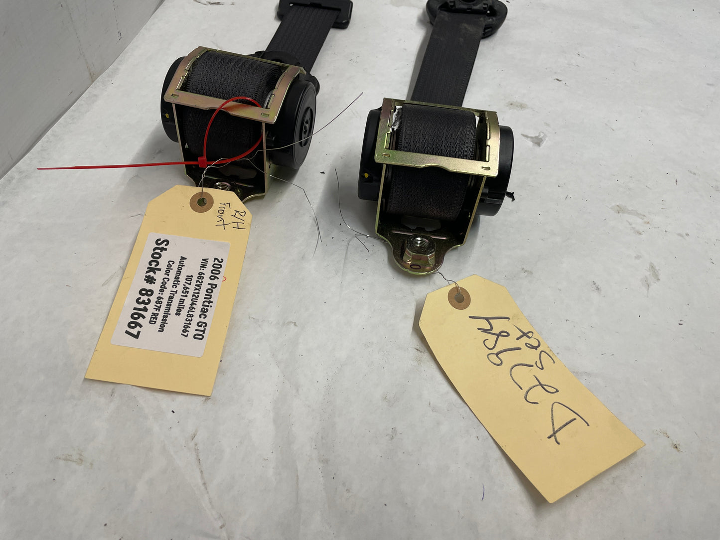 2006 Pontiac GTO LH & RH Front Seat Belts Retractors OEM - Day's Parts Yard