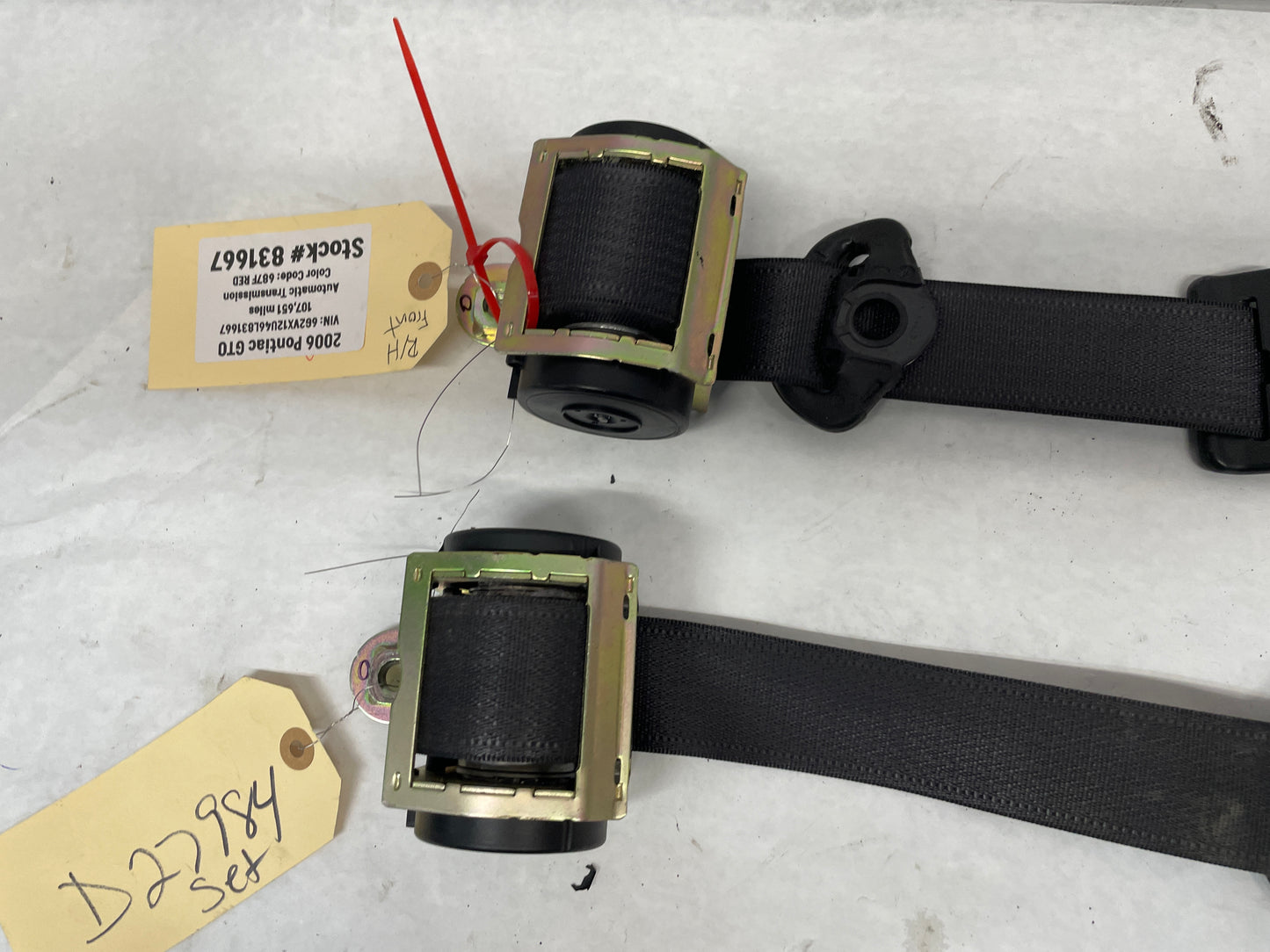 2006 Pontiac GTO LH & RH Front Seat Belts Retractors OEM - Day's Parts Yard