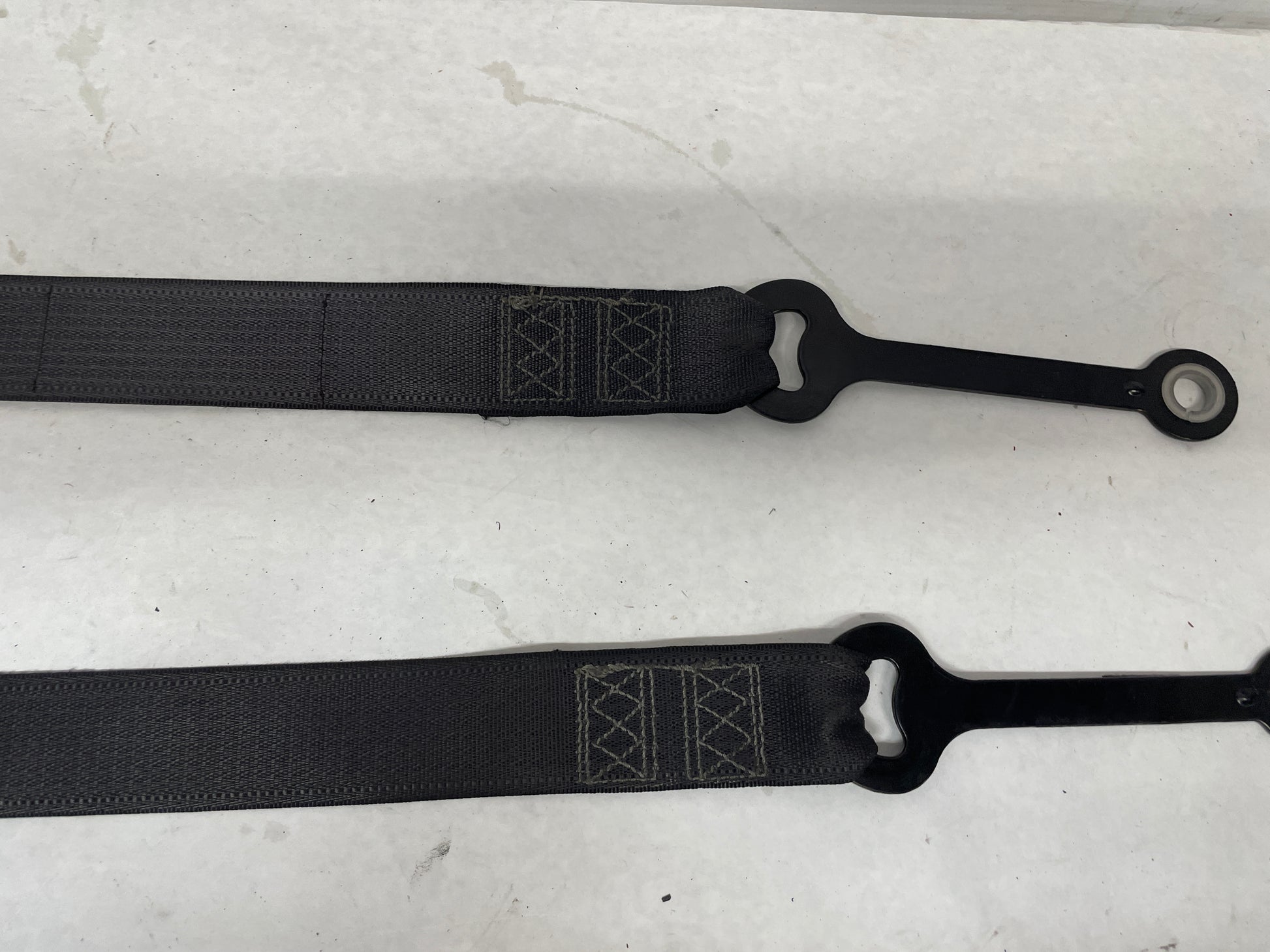 2006 Pontiac GTO LH & RH Front Seat Belts Retractors OEM - Day's Parts Yard