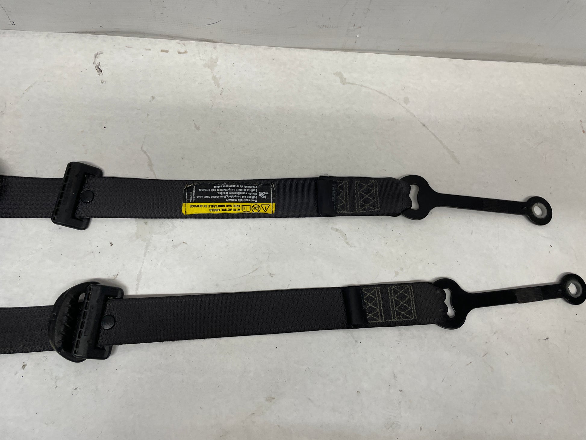 2006 Pontiac GTO LH & RH Front Seat Belts Retractors OEM - Day's Parts Yard