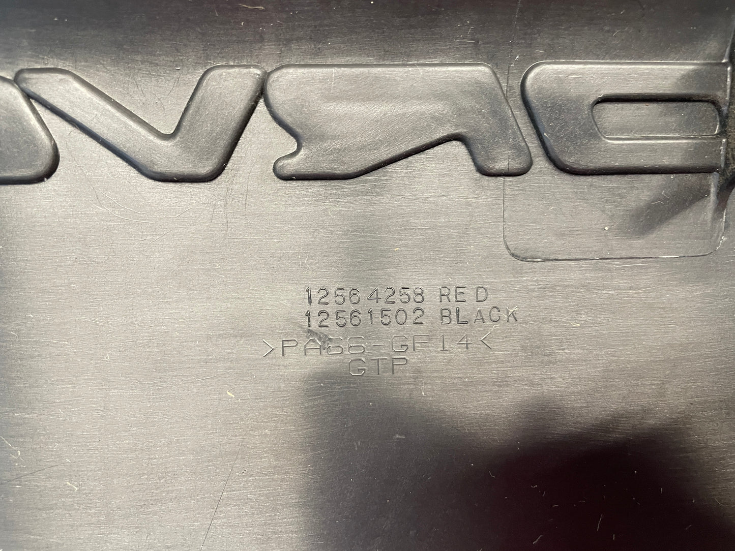 2004 Chevy C5 Corvette Engine Motor Fuel Rail Valve Covers Black & Red OEM - Day's Parts Yard
