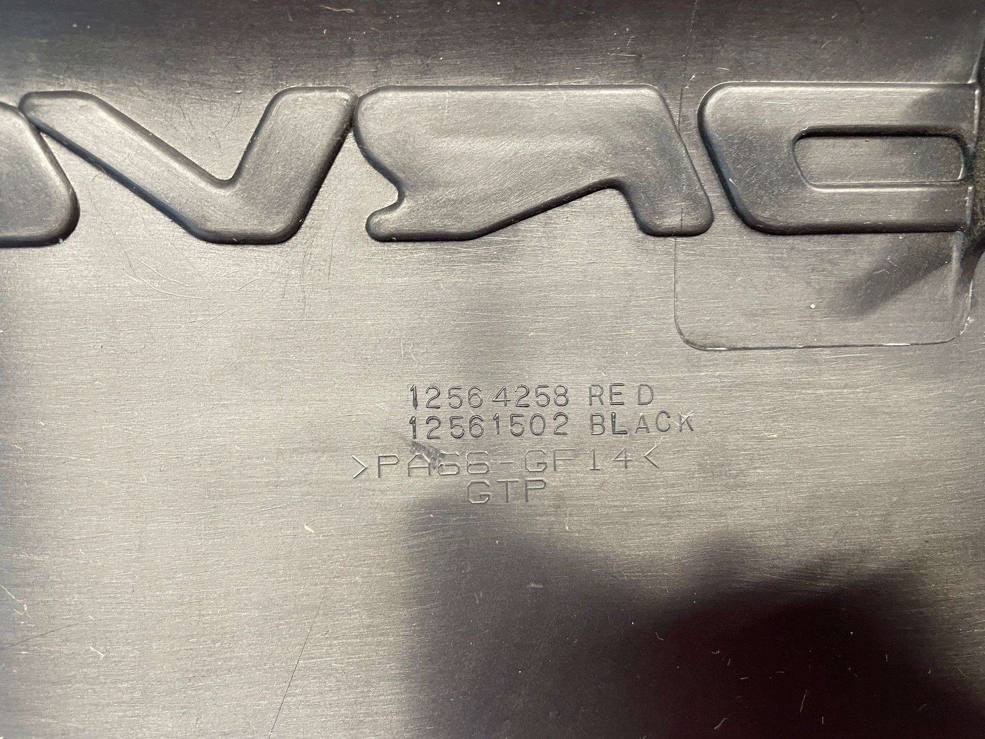 2004 Chevy C5 Corvette Engine Motor Fuel Rail Valve Covers Black & Red OEM - Day's Parts Yard