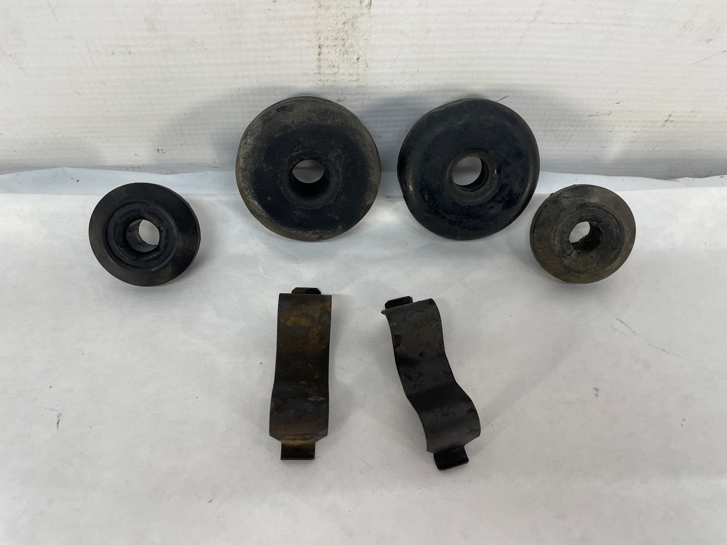 2004 Pontiac GTO Radiator Rubber Bushings Clips Isolators Set OEM