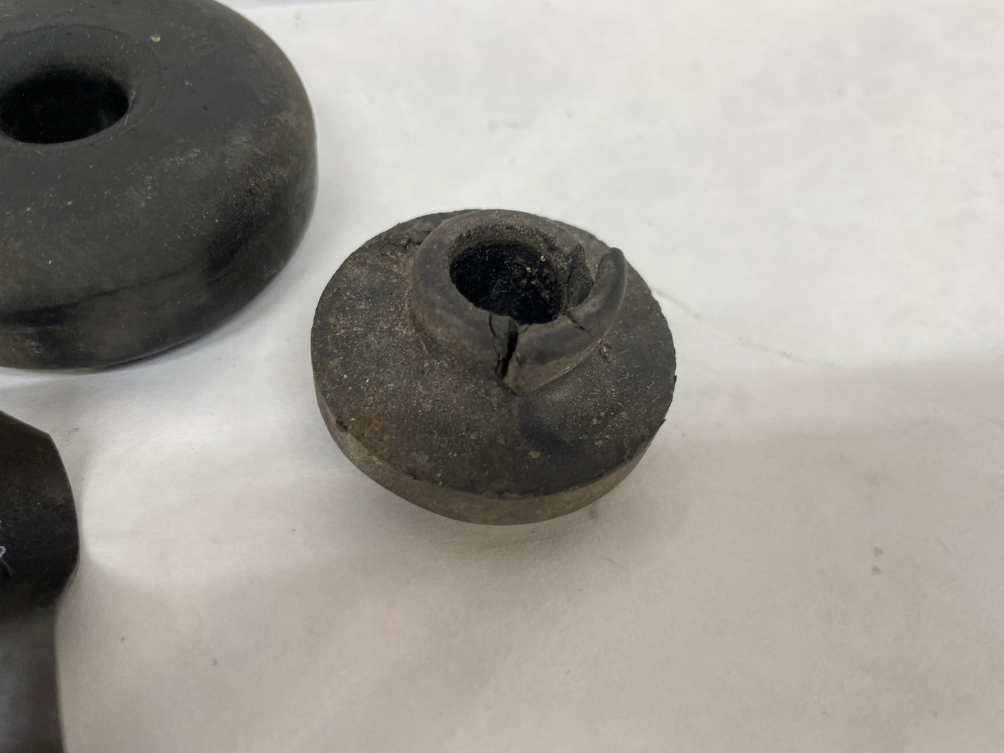 2004 Pontiac GTO Radiator Rubber Bushings Clips Isolators Set OEM