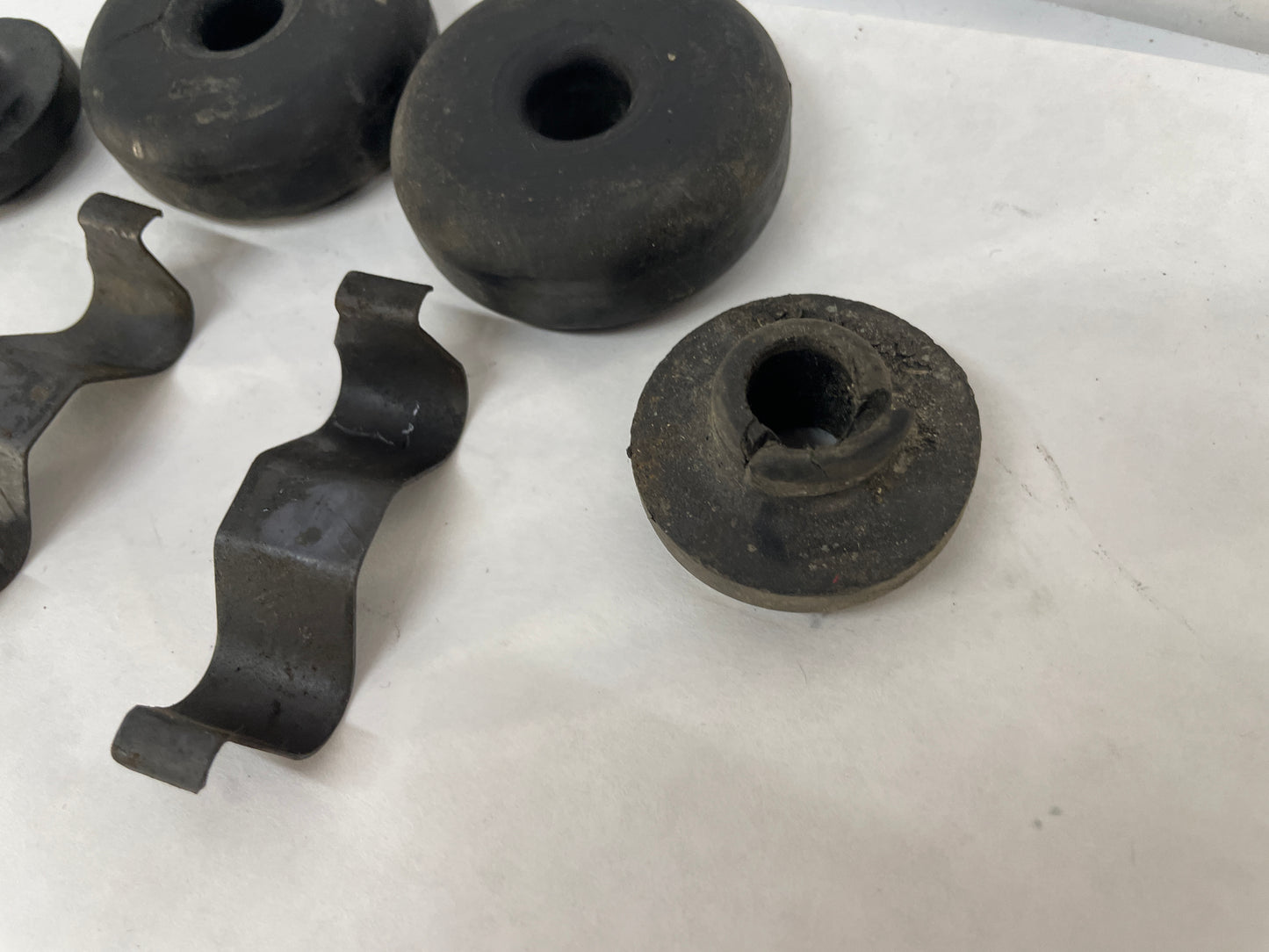 2004 Pontiac GTO Radiator Rubber Bushings Clips Isolators Set OEM