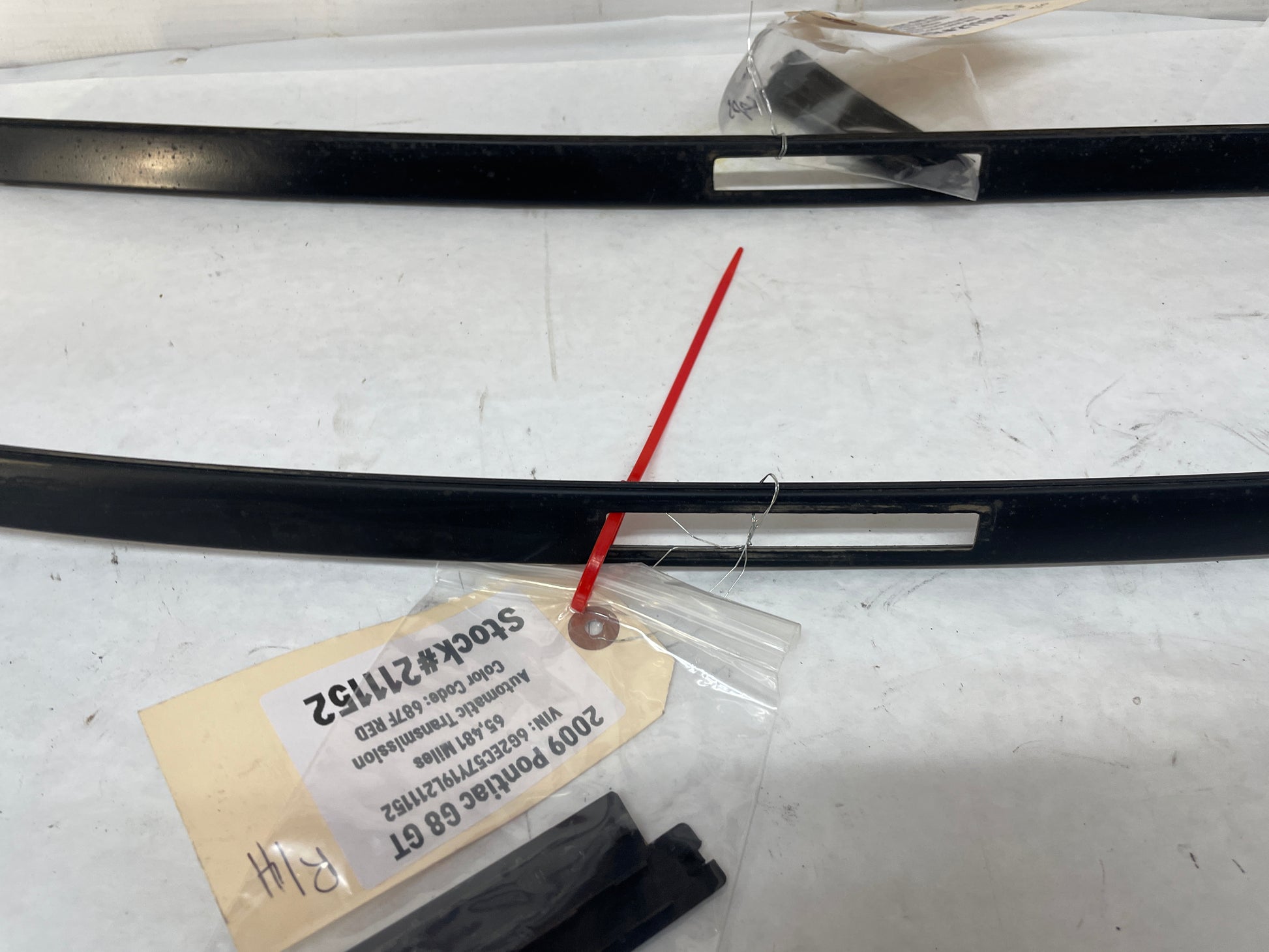 2009 Pontiac G8 GT RH & LH Roof Panel Joint Finish Molding Trim OEM - Day's Parts Yard