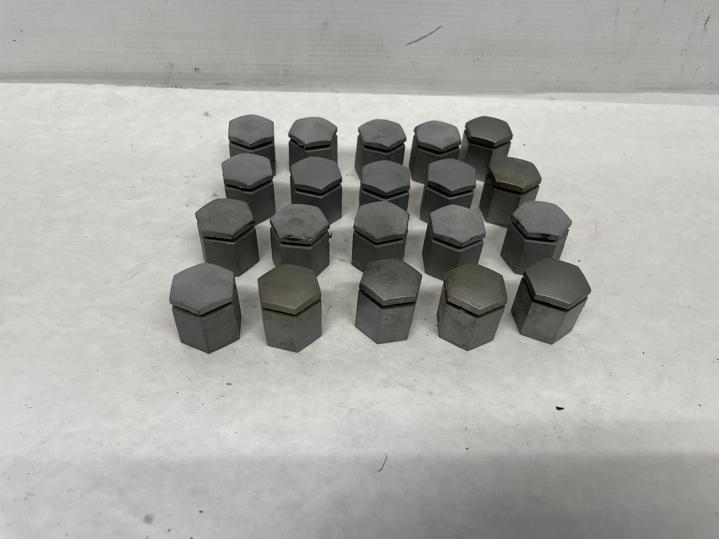 2005 Pontiac GTO Lug Nut Covers Set 20 OEM - Day's Parts Yard