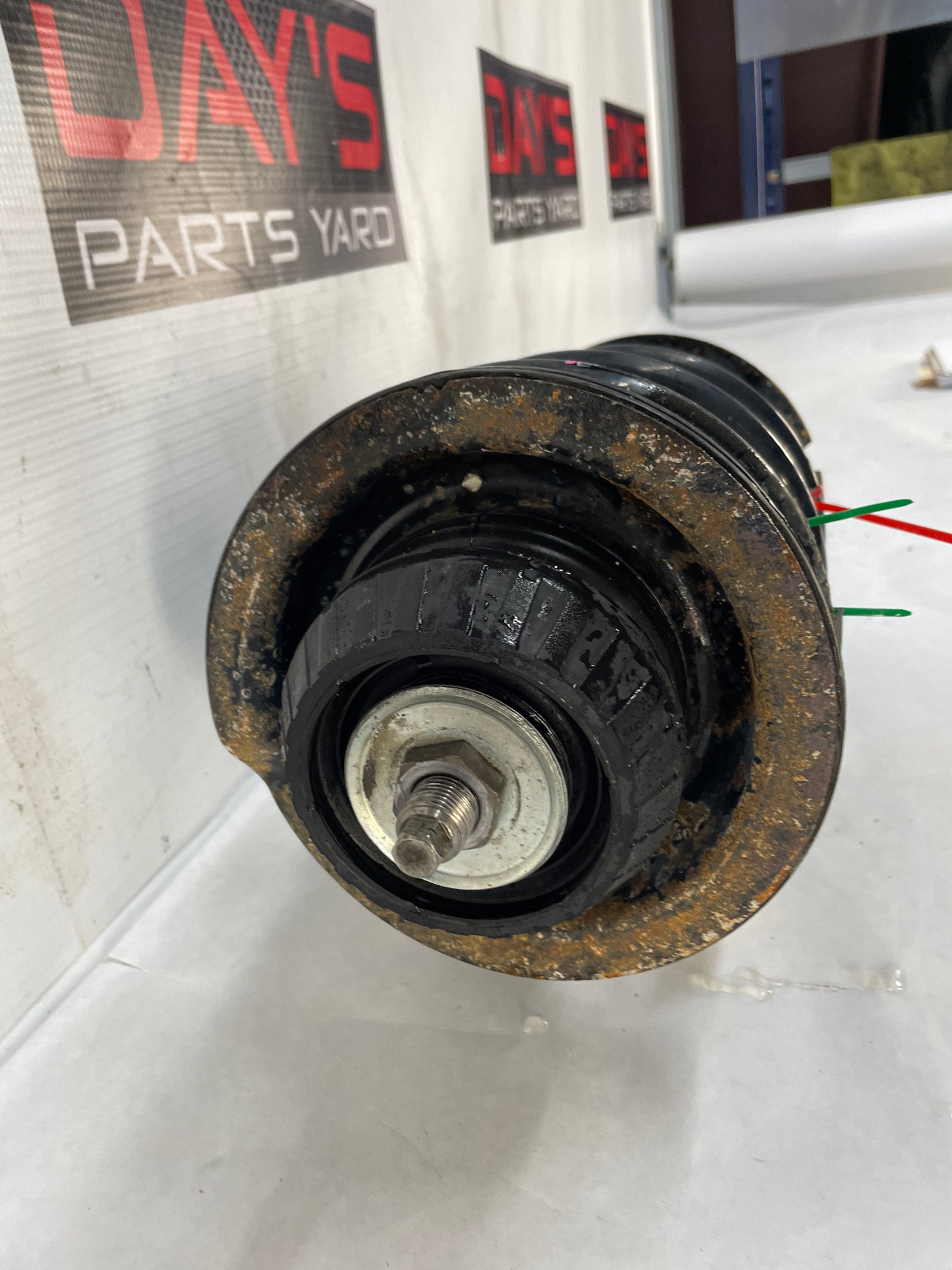 2009 Pontiac G8 GT RH Passenger Front Suspension Strut Assembly OEM