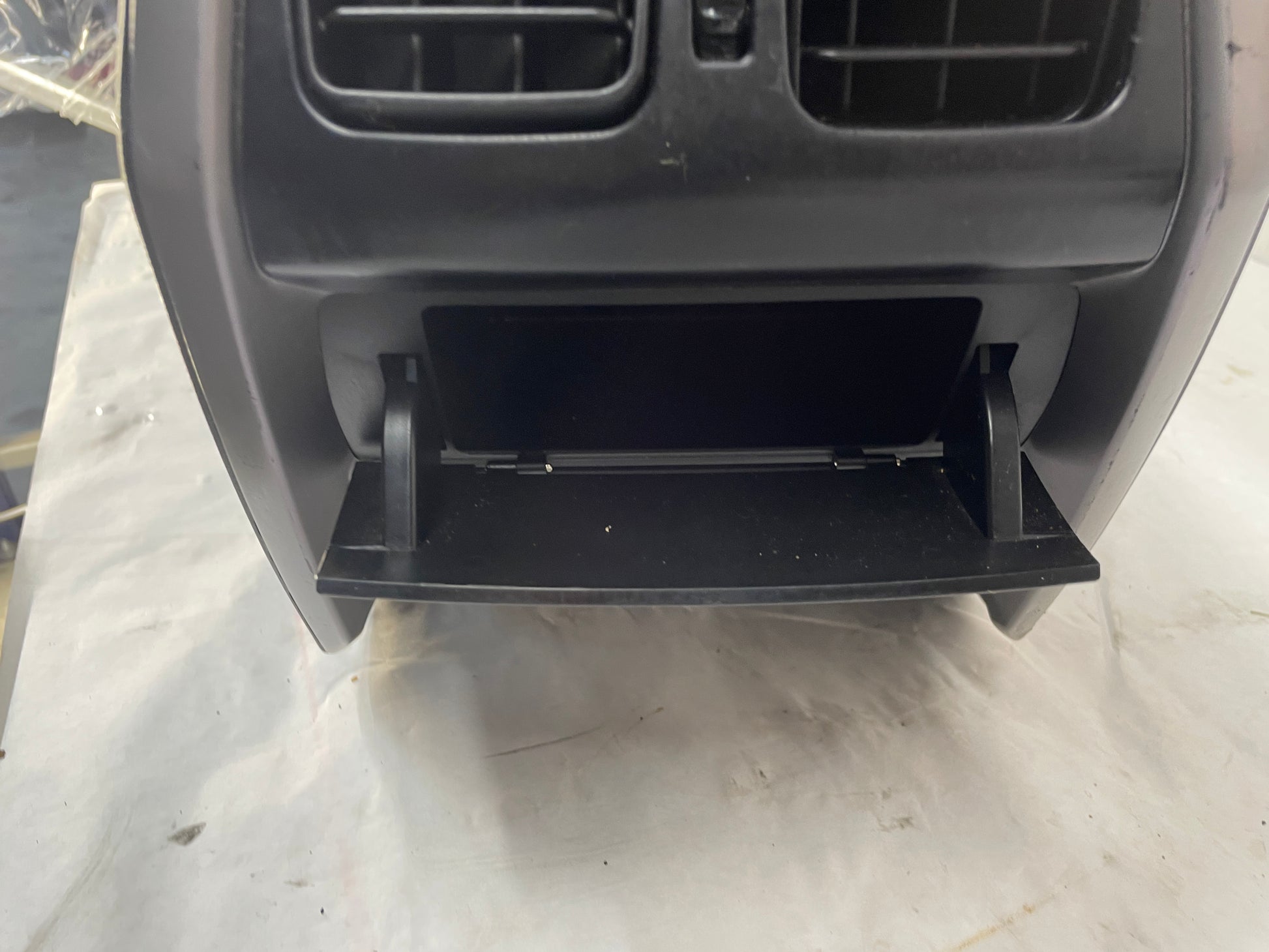 REMOVE SHIFTER 2004 Pontiac GTO Complete Center Console Armrest w/Automatic Shifter OEM - Day's Parts Yard