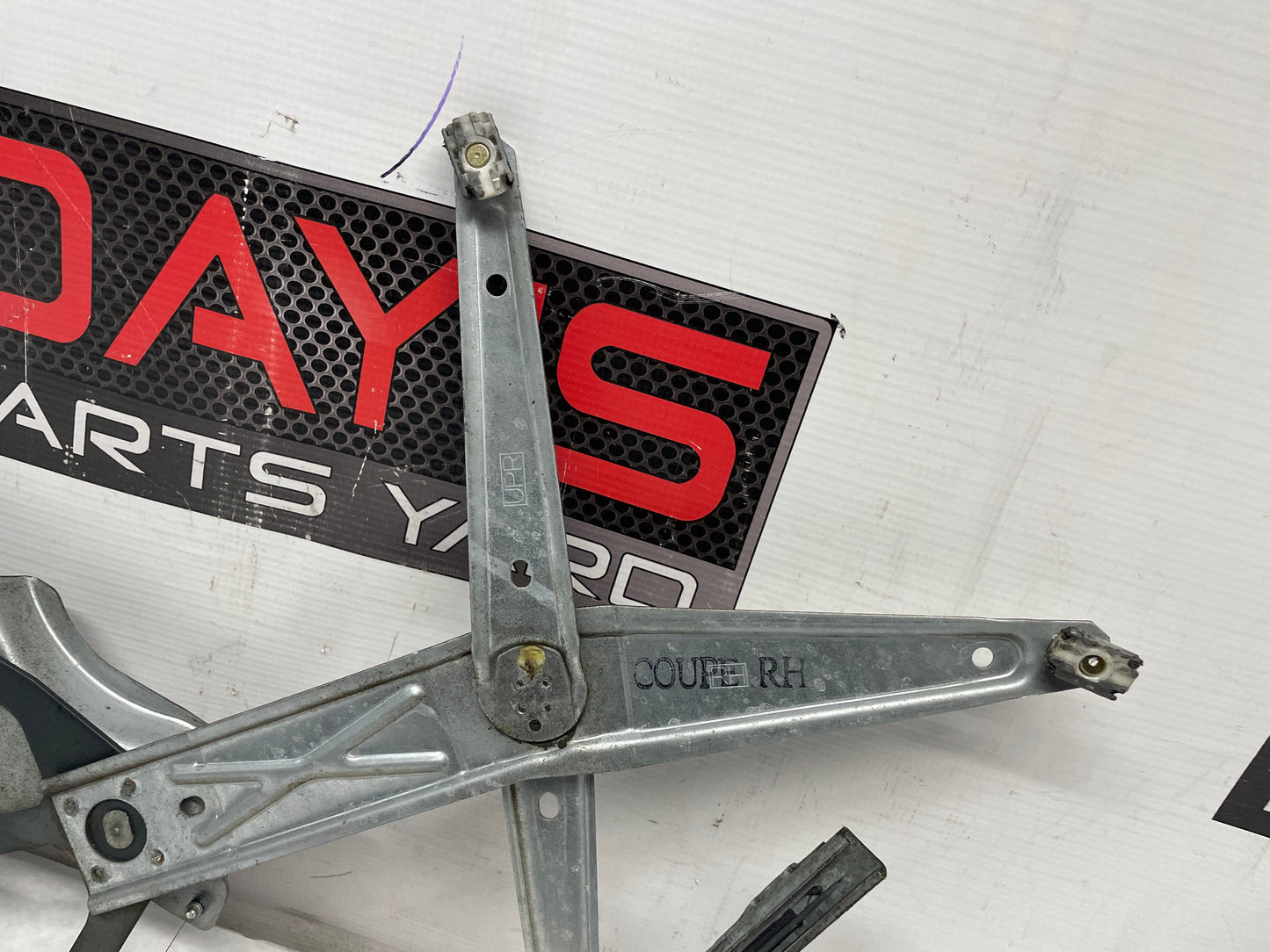 2004 Pontiac GTO RH Passenger Window Regulator w/ Motor OEM - Day's Parts Yard