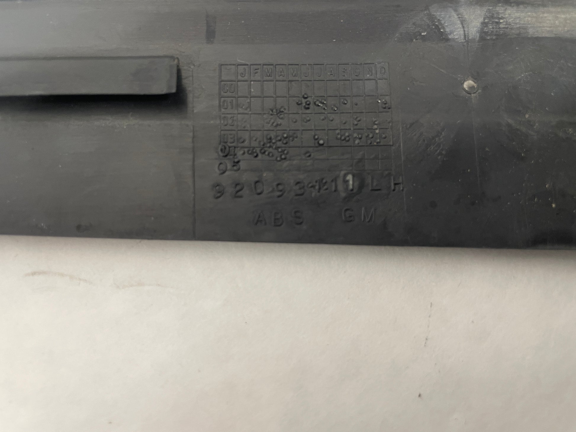 2004 Pontiac GTO LH Driver Exterior B Pillar Window Trim Applique Cover OEM - Day's Parts Yard