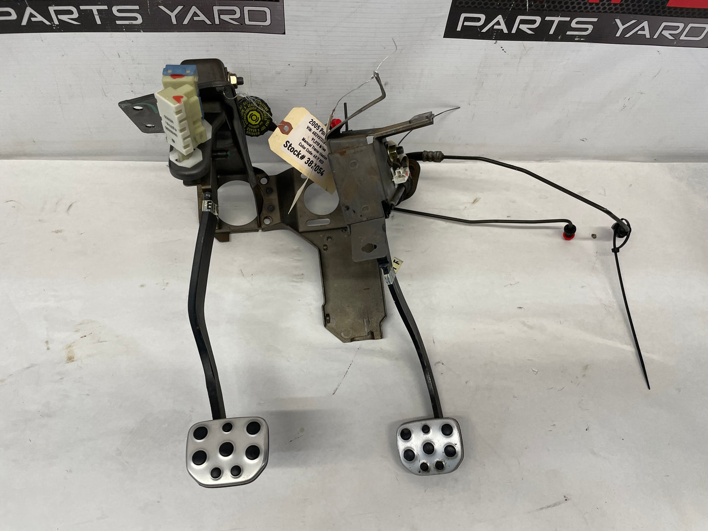 2005 Pontiac GTO Manual Brake & Clutch Pedal Assembly w/ Hydraulics OEM - Day's Parts Yard