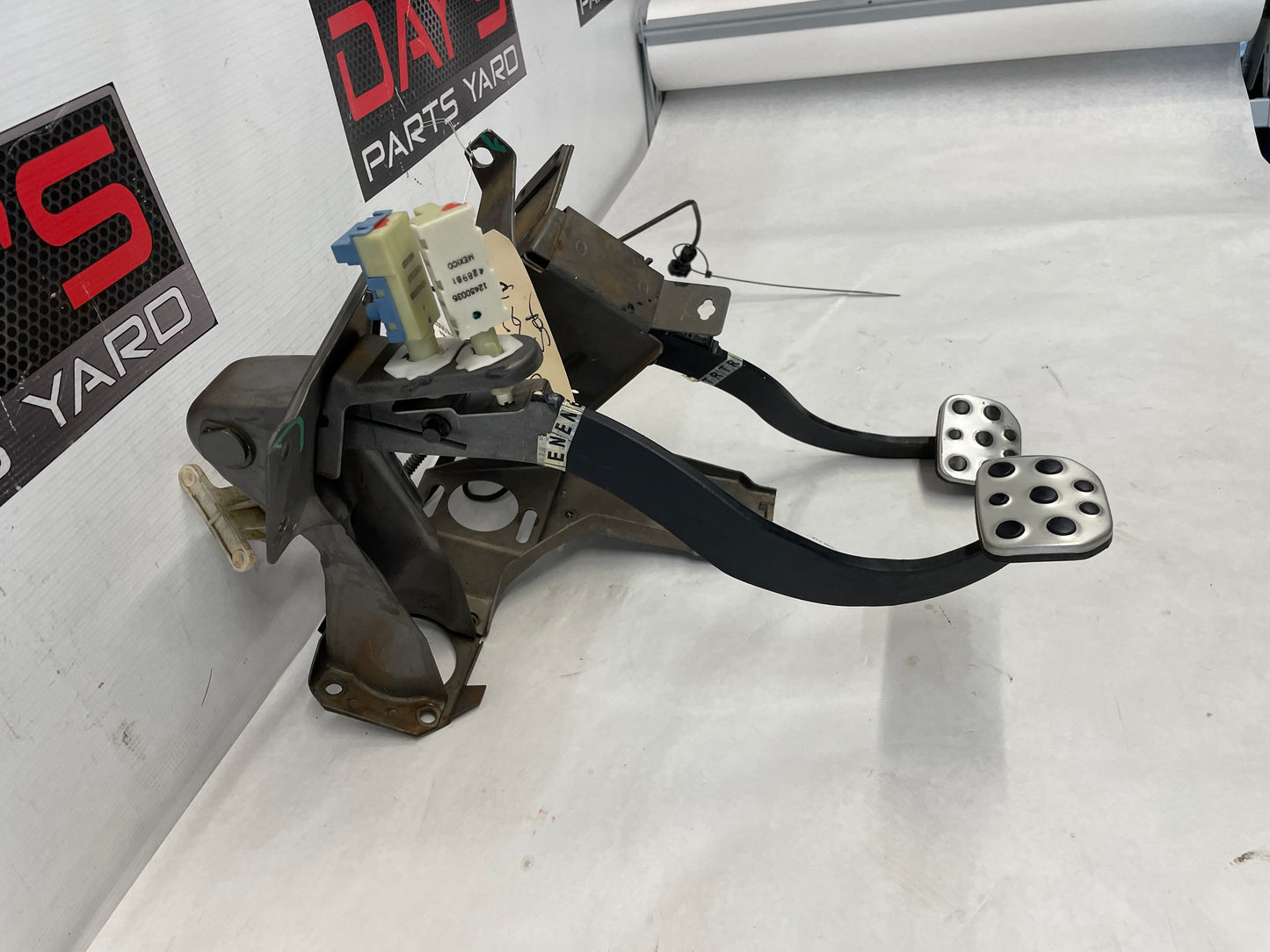2005 Pontiac GTO Manual Brake & Clutch Pedal Assembly w/ Hydraulics OEM - Day's Parts Yard