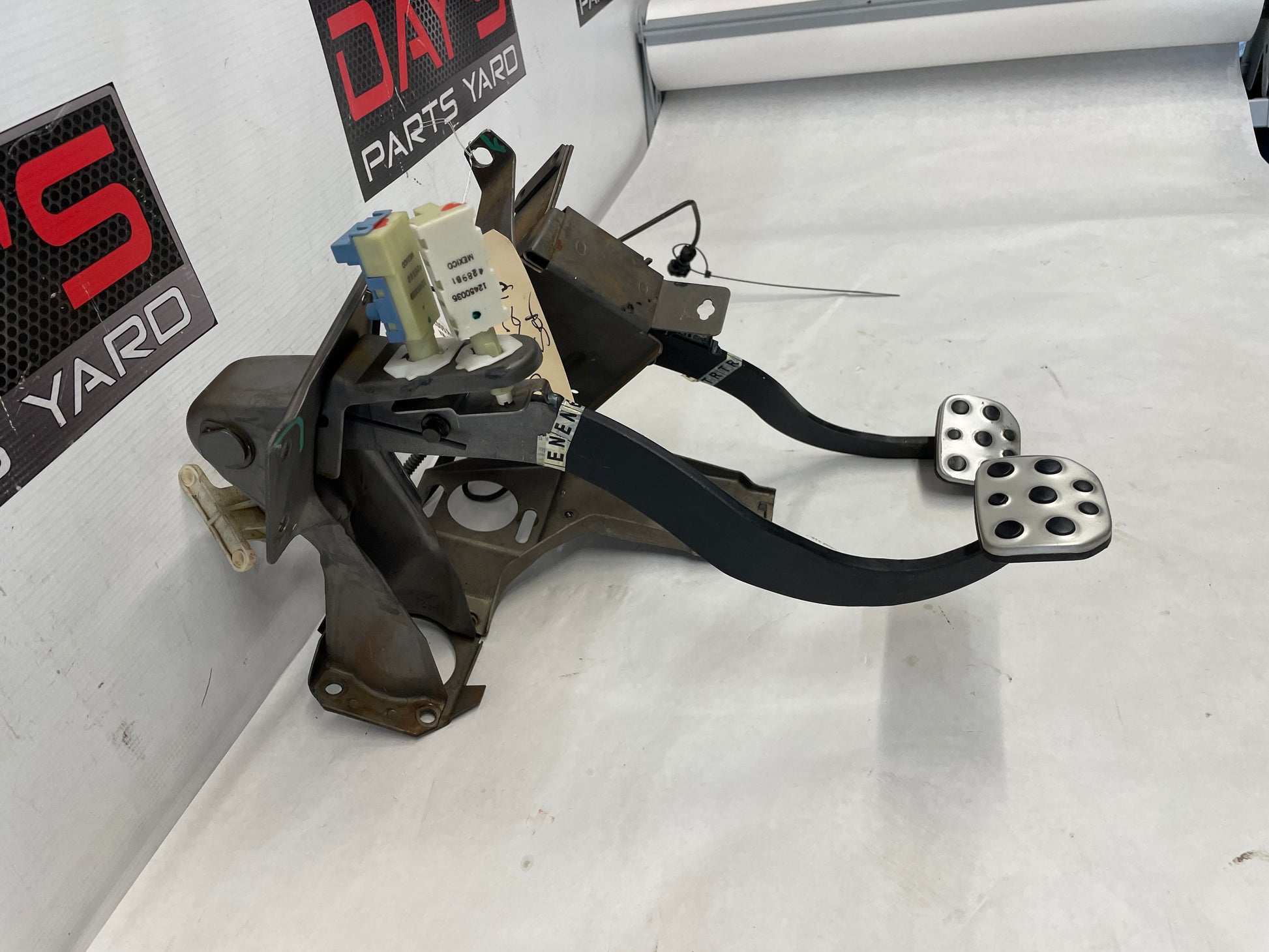 2005 Pontiac GTO Manual Brake & Clutch Pedal Assembly w/ Hydraulics OEM - Day's Parts Yard
