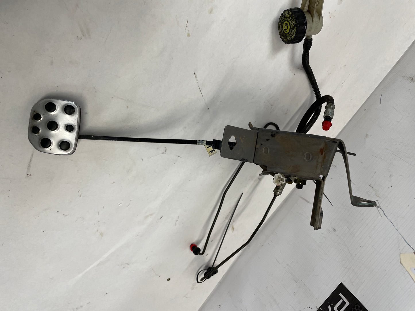 2005 Pontiac GTO Manual Brake & Clutch Pedal Assembly w/ Hydraulics OEM - Day's Parts Yard