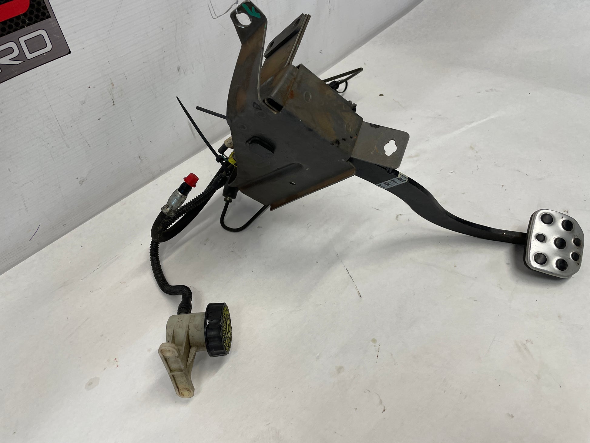 2005 Pontiac GTO Manual Brake & Clutch Pedal Assembly w/ Hydraulics OEM - Day's Parts Yard
