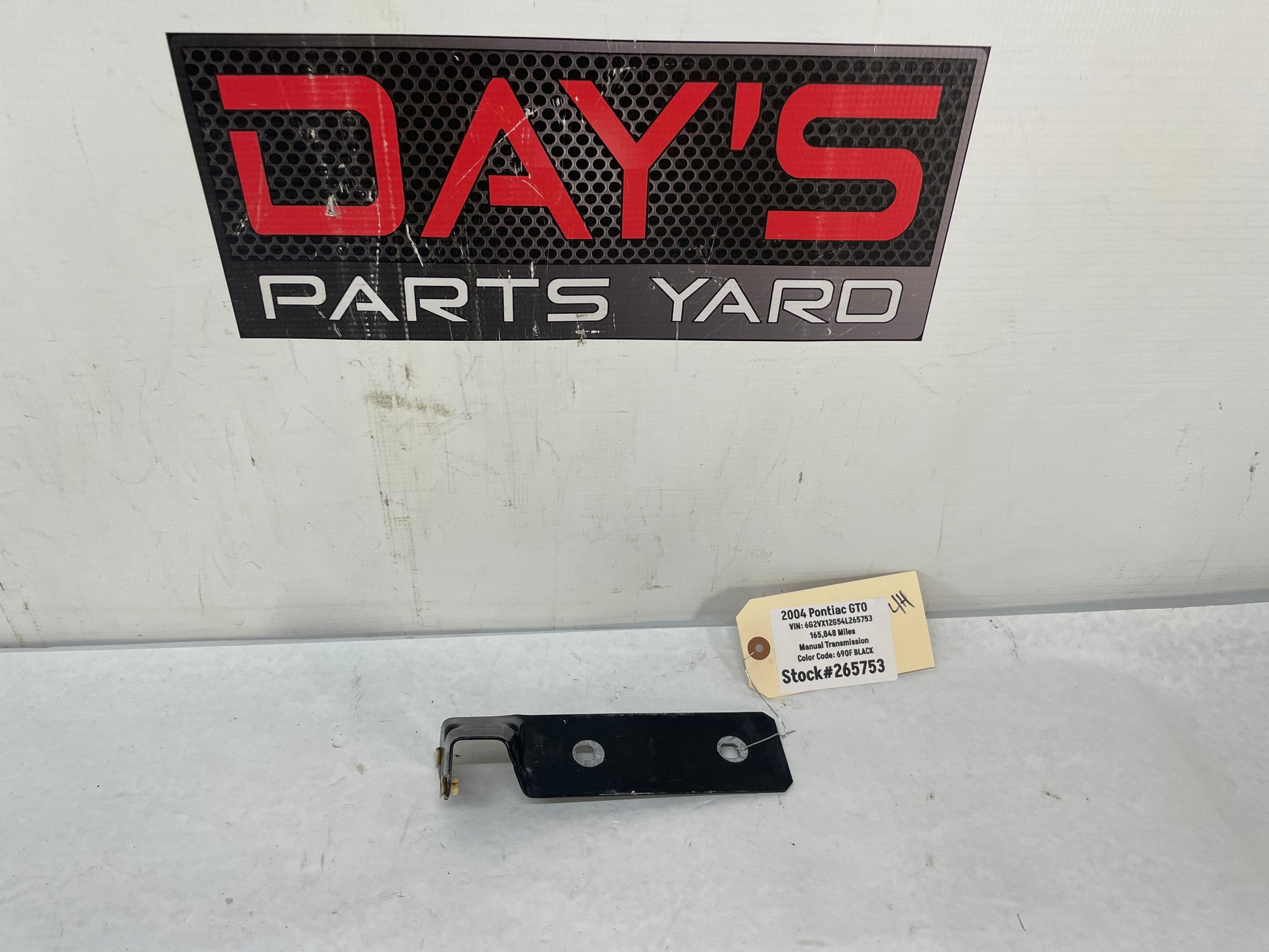 2004 Pontiac GTO LH Driver Fender Side Skirt Rocker Molding Support Bracket OEM - Day's Parts Yard