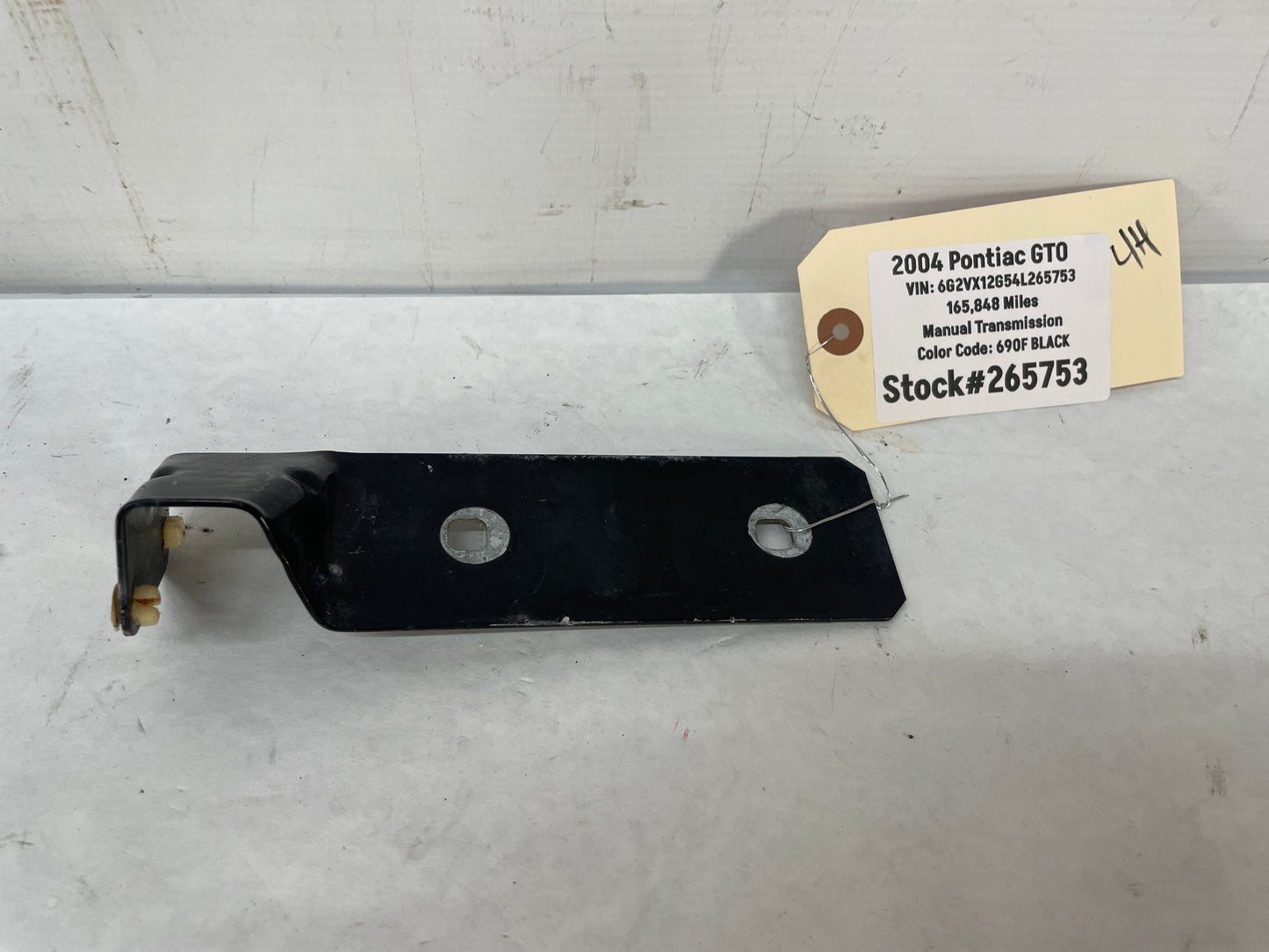 2004 Pontiac GTO LH Driver Fender Side Skirt Rocker Molding Support Bracket OEM - Day's Parts Yard
