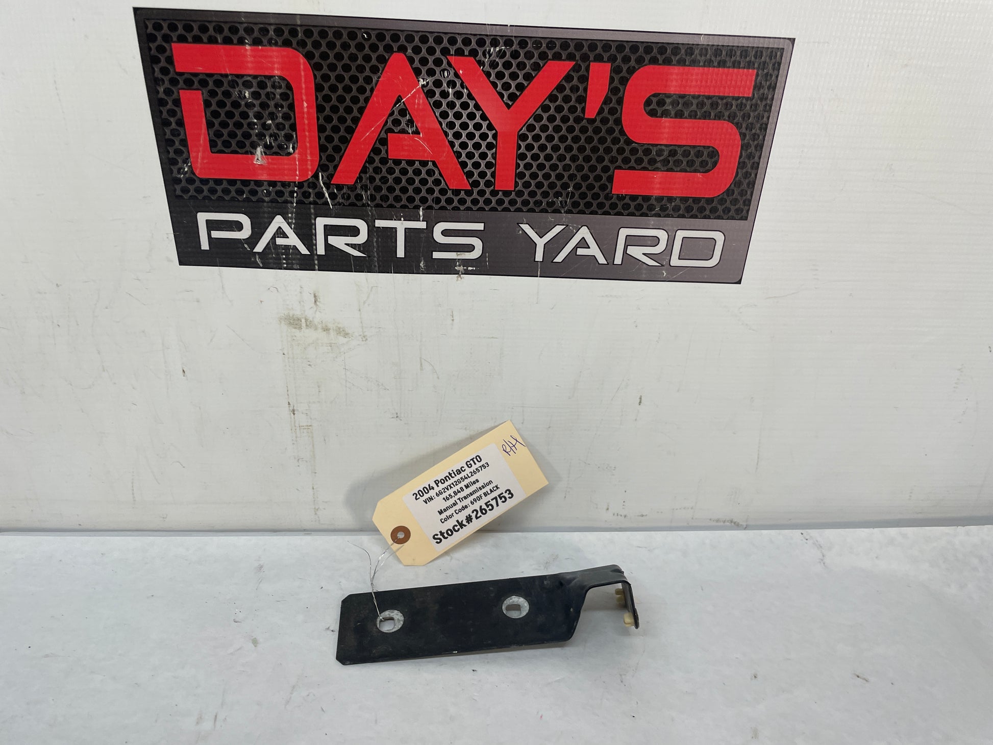 2004 Pontiac GTO RH Passenger Fender Side Skirt Rocker Molding Support Bracket OEM - Day's Parts Yard