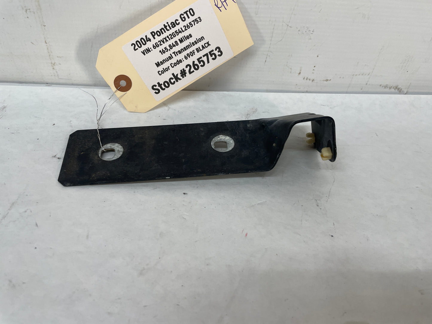 2004 Pontiac GTO RH Passenger Fender Side Skirt Rocker Molding Support Bracket OEM - Day's Parts Yard