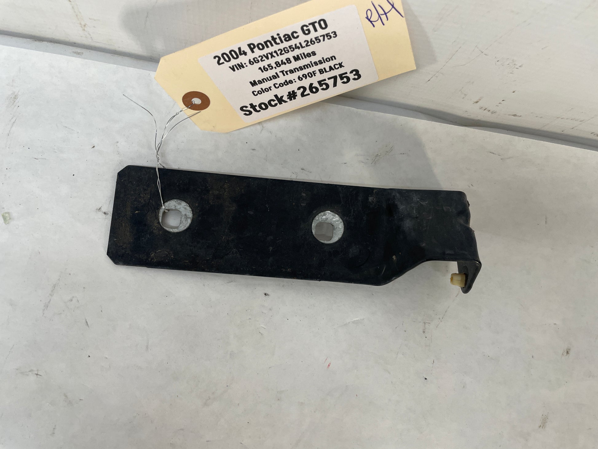 2004 Pontiac GTO RH Passenger Fender Side Skirt Rocker Molding Support Bracket OEM - Day's Parts Yard