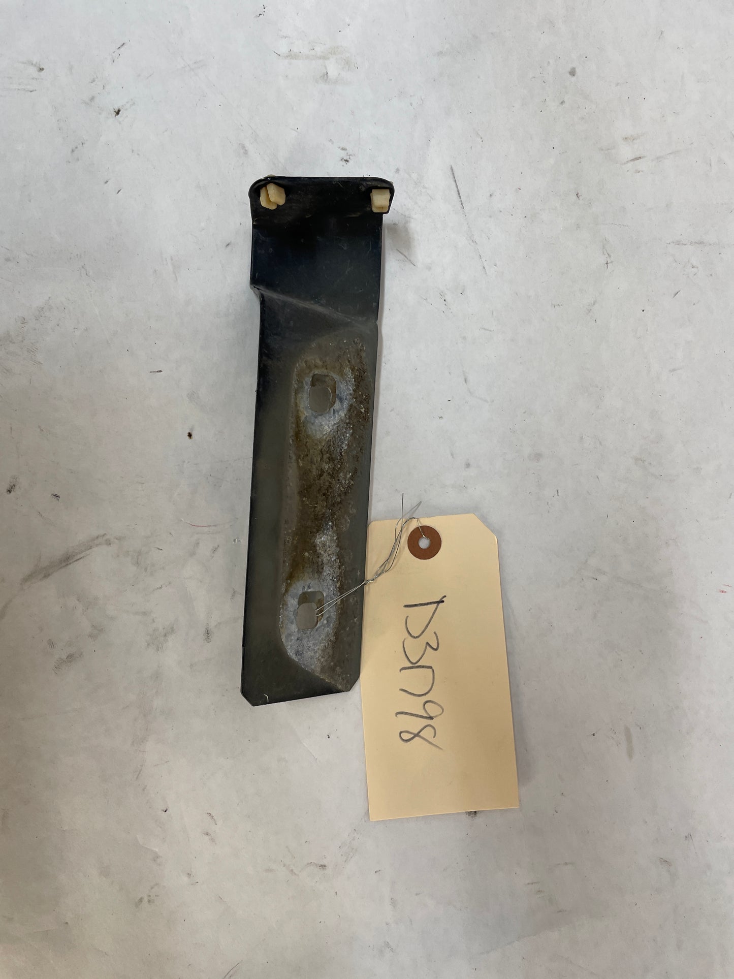 2004 Pontiac GTO RH Passenger Fender Side Skirt Rocker Molding Support Bracket OEM - Day's Parts Yard