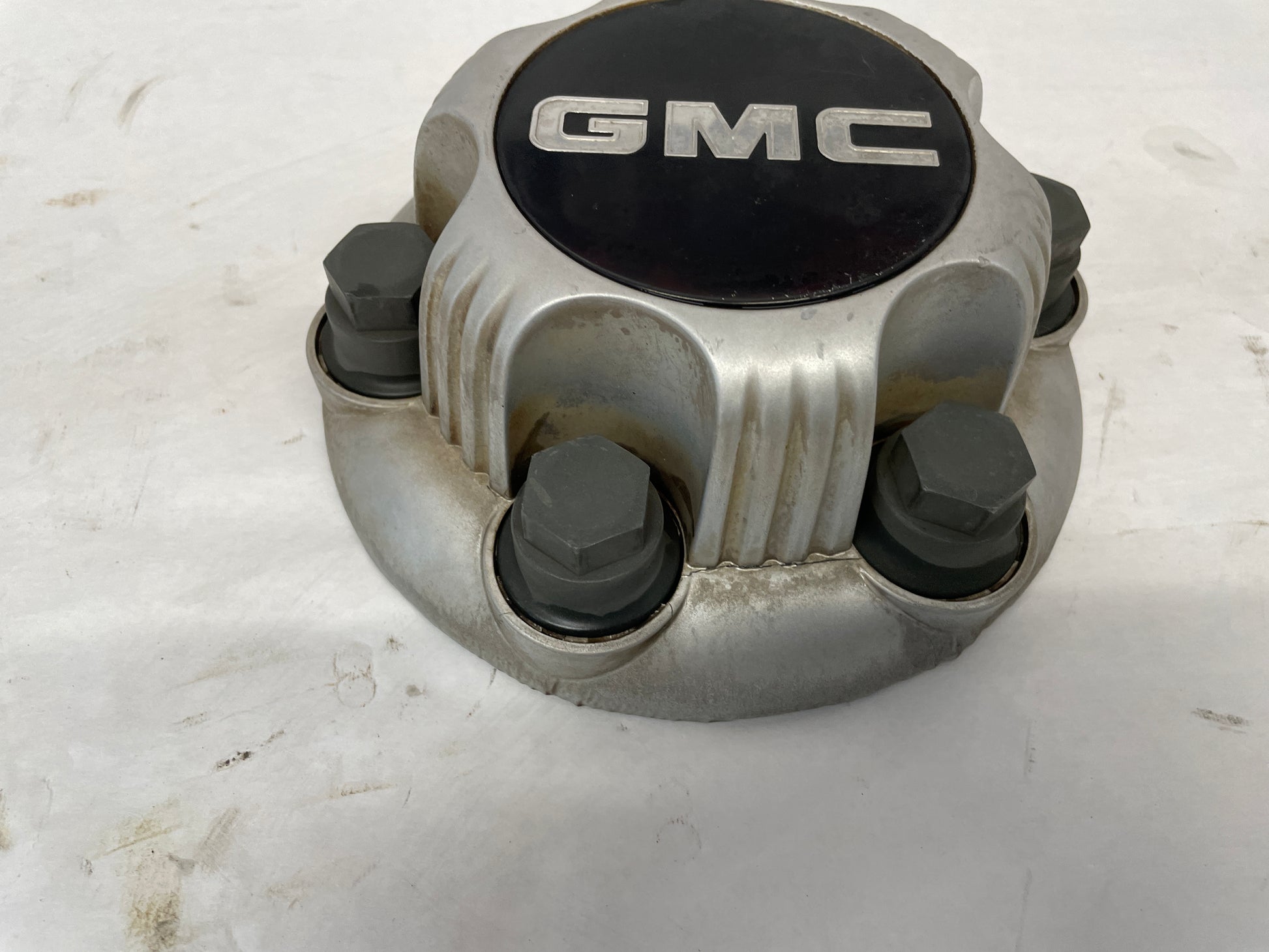 GMC SILVER CENTER CAP - Day's Parts Yard