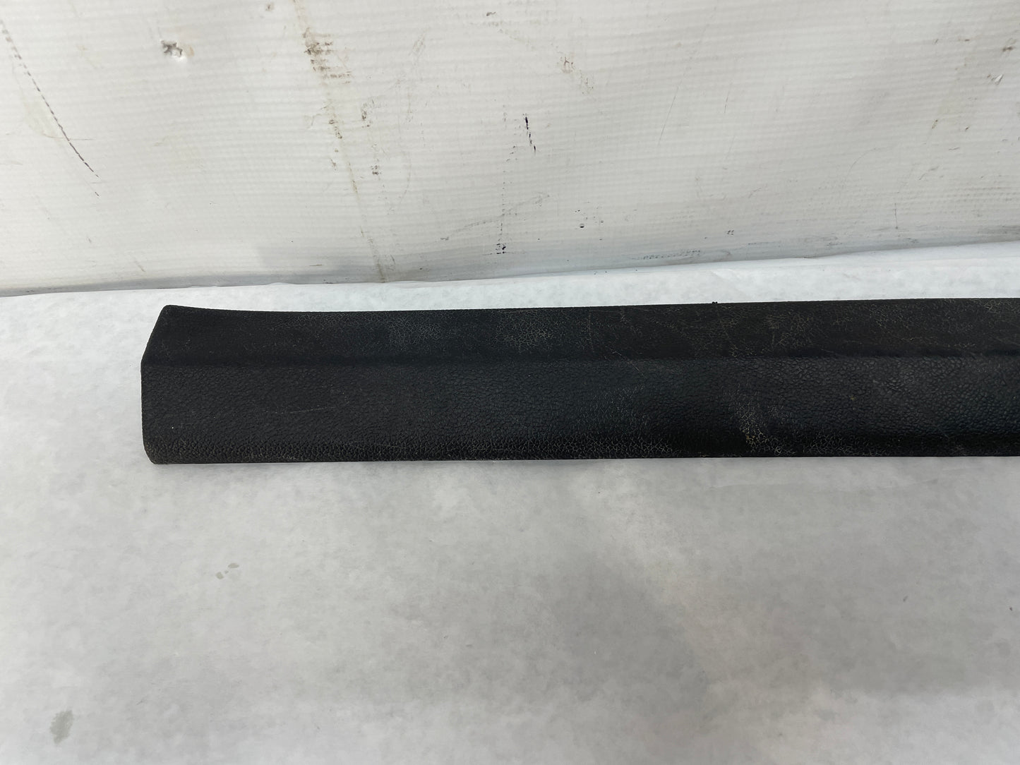 2010 Cadillac CTS-V Sedan LH Driver Front Sill Carpet Retainer Trim Molding OEM