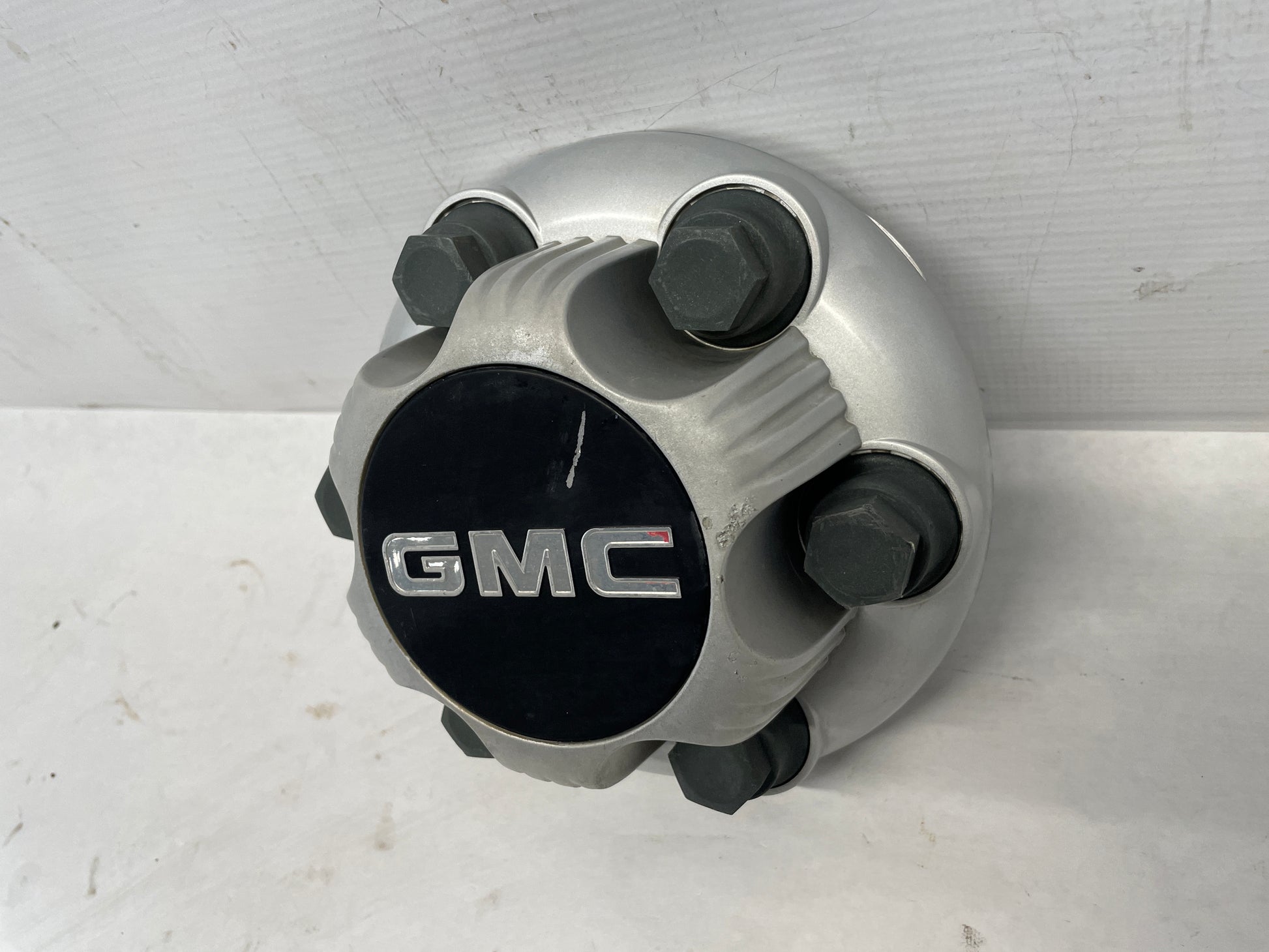 GMC SILVER CENTER CAP - Day's Parts Yard