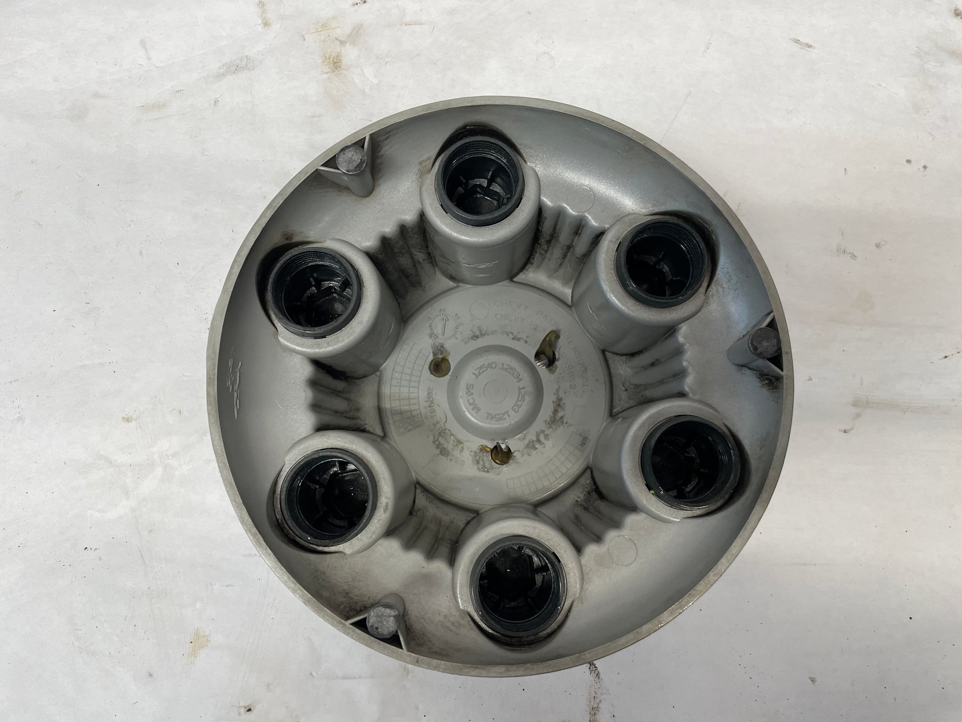 GMC SILVER CENTER CAP - Day's Parts Yard