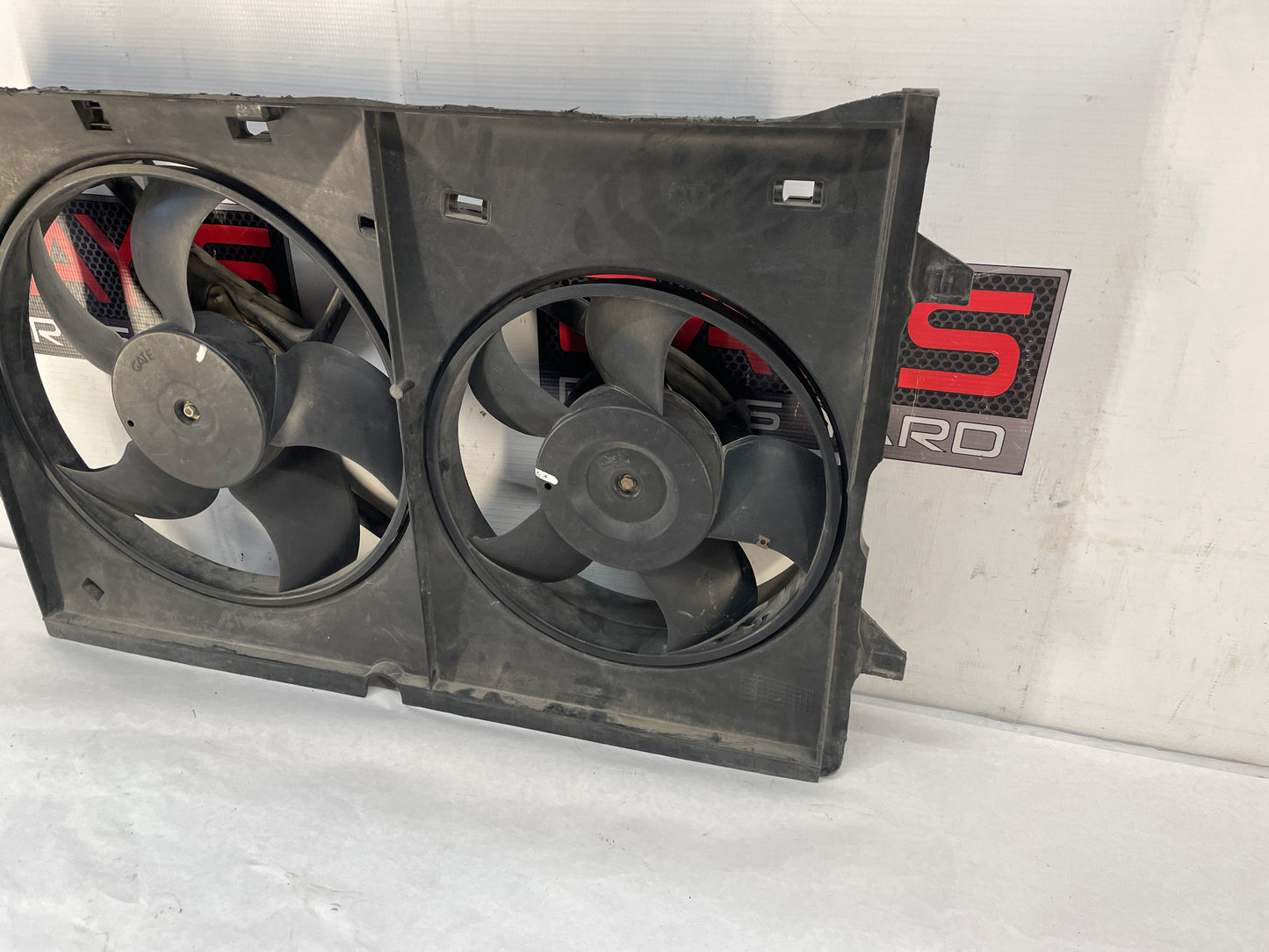 2004 Pontiac GTO Dual Radiator Electric Cooling Fans Shroud Assembly OEM