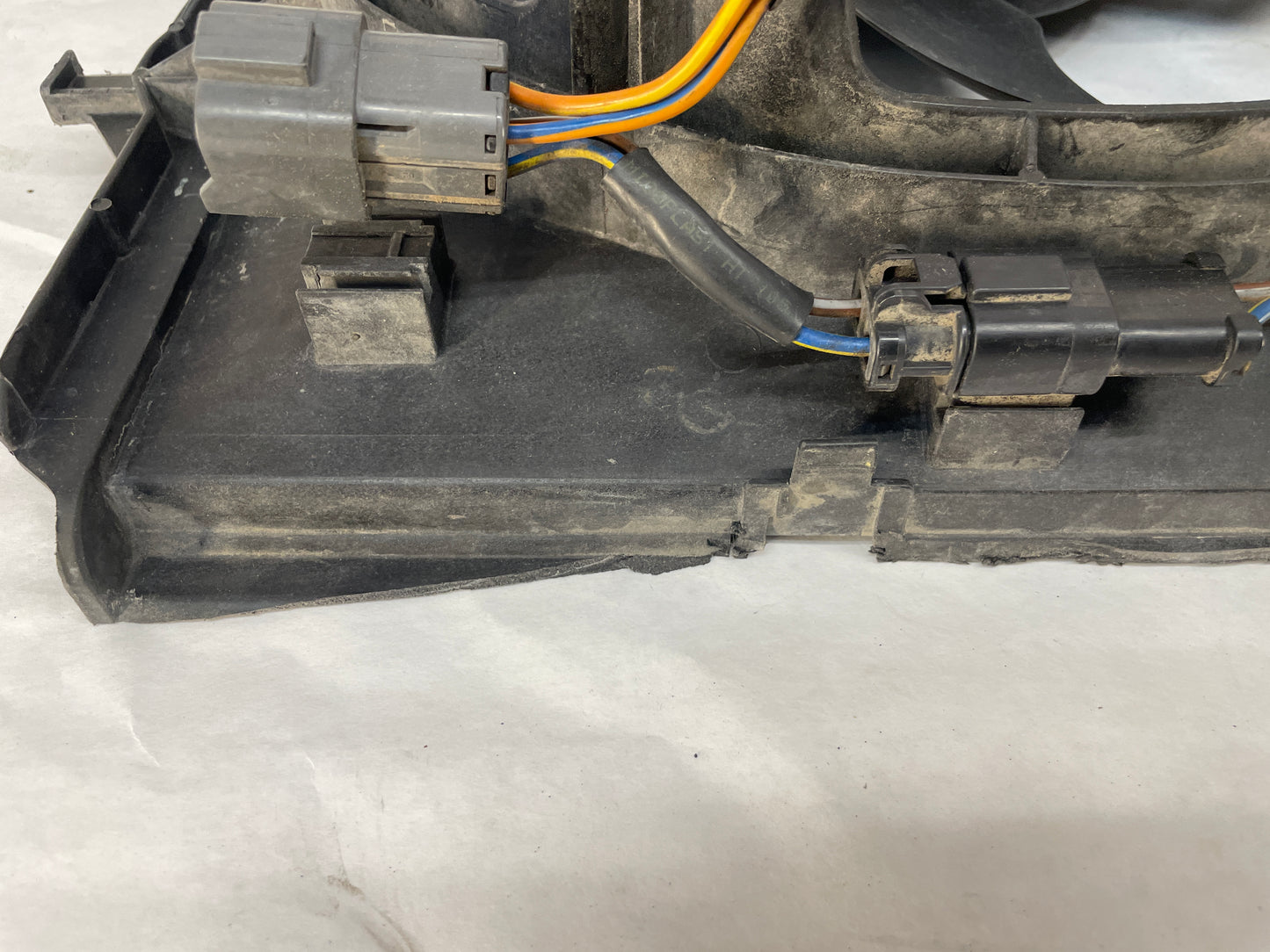 2004 Pontiac GTO Dual Radiator Electric Cooling Fans Shroud Assembly OEM