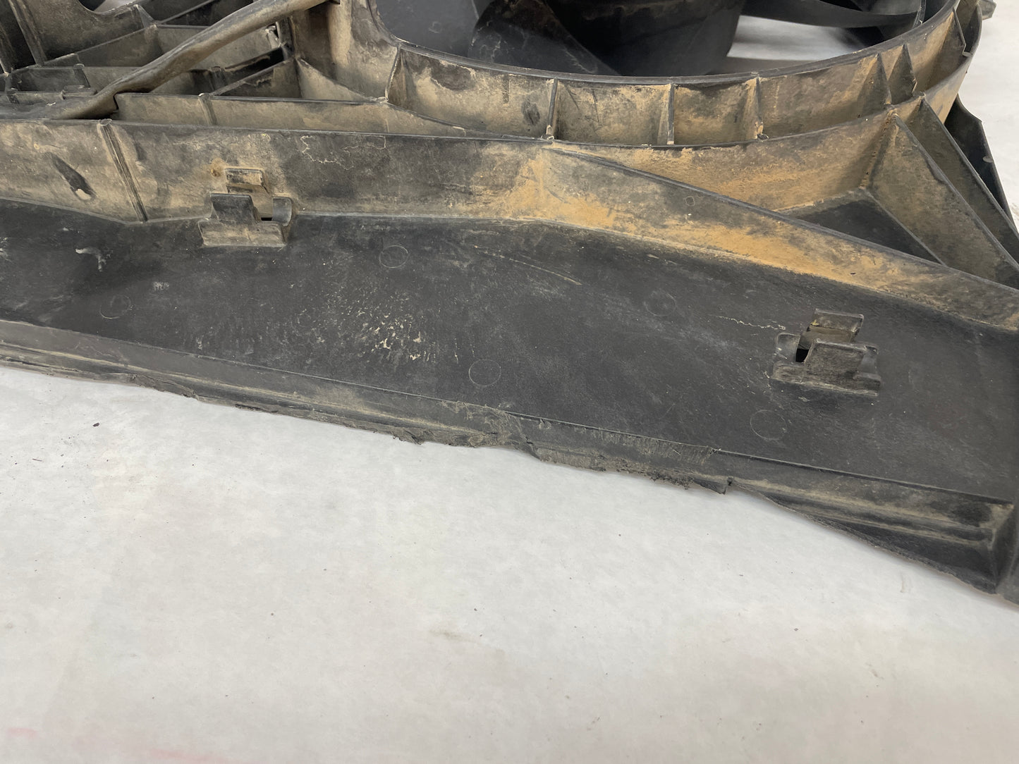 2004 Pontiac GTO Dual Radiator Electric Cooling Fans Shroud Assembly OEM