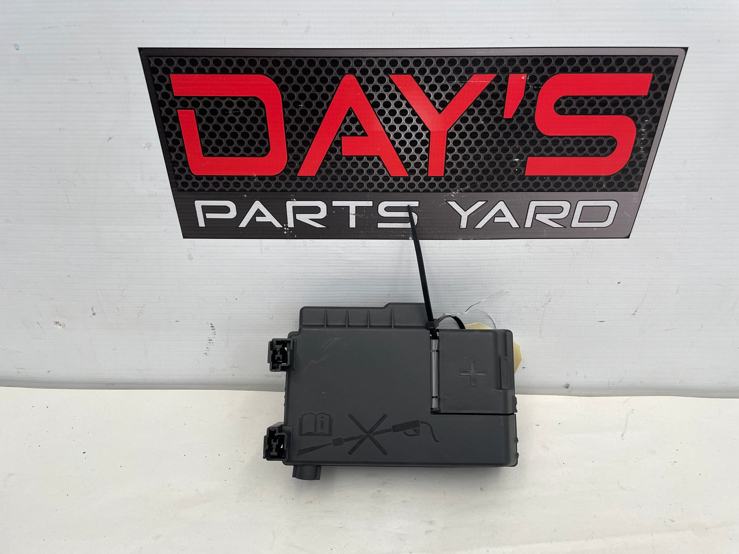 2017 Cadillac ATS-V Coupe Rear Body Battery Fuse Relay Block OEM - Day's Parts Yard