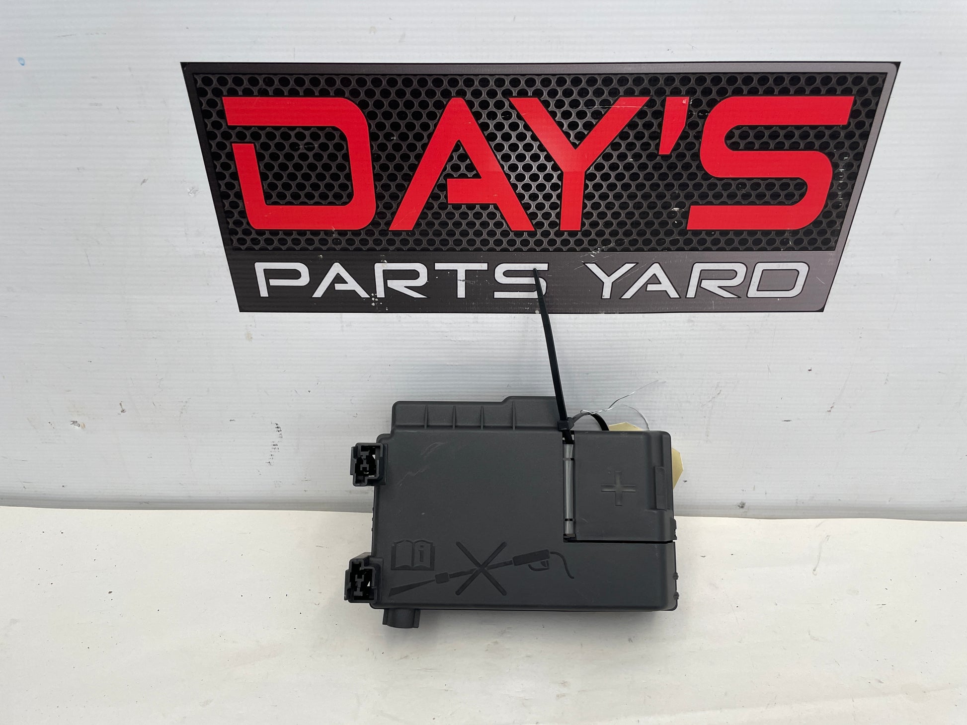 2017 Cadillac ATS-V Coupe Rear Body Battery Fuse Relay Block OEM - Day's Parts Yard