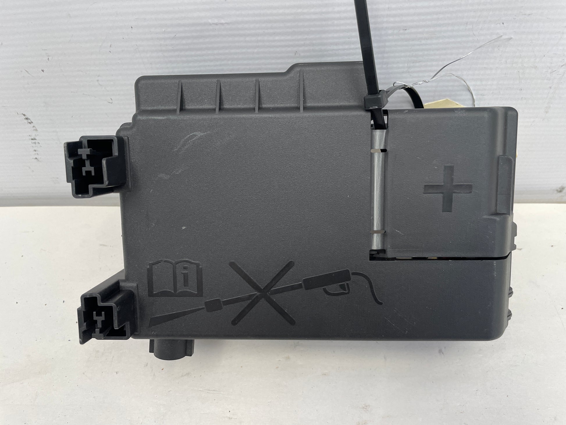 2017 Cadillac ATS-V Coupe Rear Body Battery Fuse Relay Block OEM - Day's Parts Yard